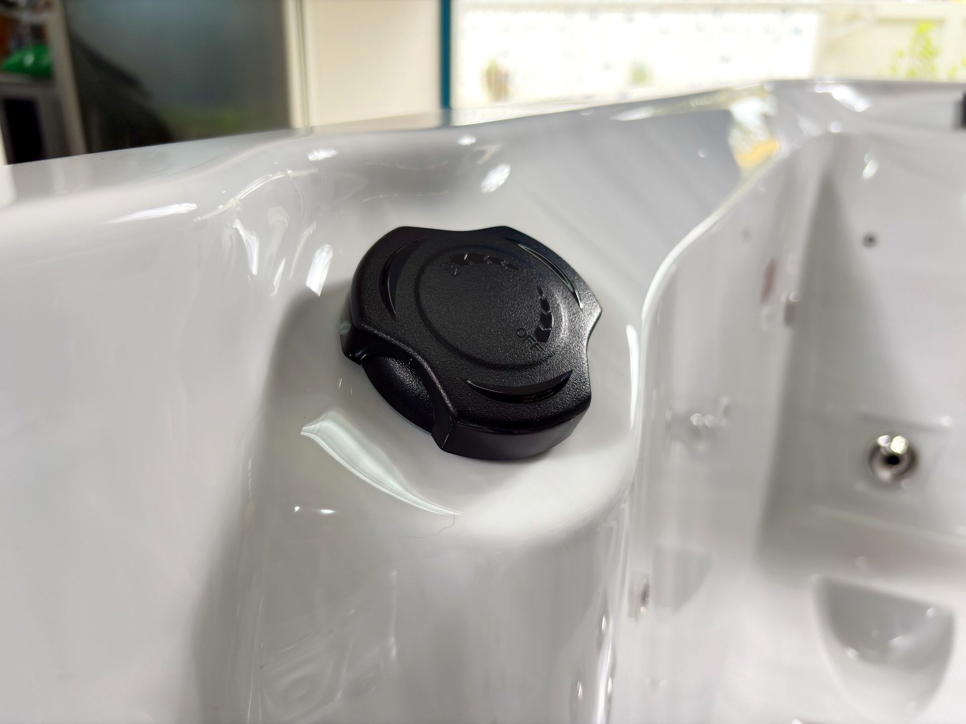 ภาพวาล์วปรับแรงดันลม (Air Valve) สำหรับควบคุมความแรงของระบบเจ็ทนวดในอ่างน้ำร้อนภายนอกบ้าน ช่วยปรับระดับแรงดันอากาศให้เหมาะกับการแช่น้ำ เพิ่มประสิทธิภาพการนวดด้วยระบบไฮโดรเทอราพี (Hydrotherapy) และมอบประสบการณ์สปาที่ผ่อนคลายมากยิ่งขึ้น