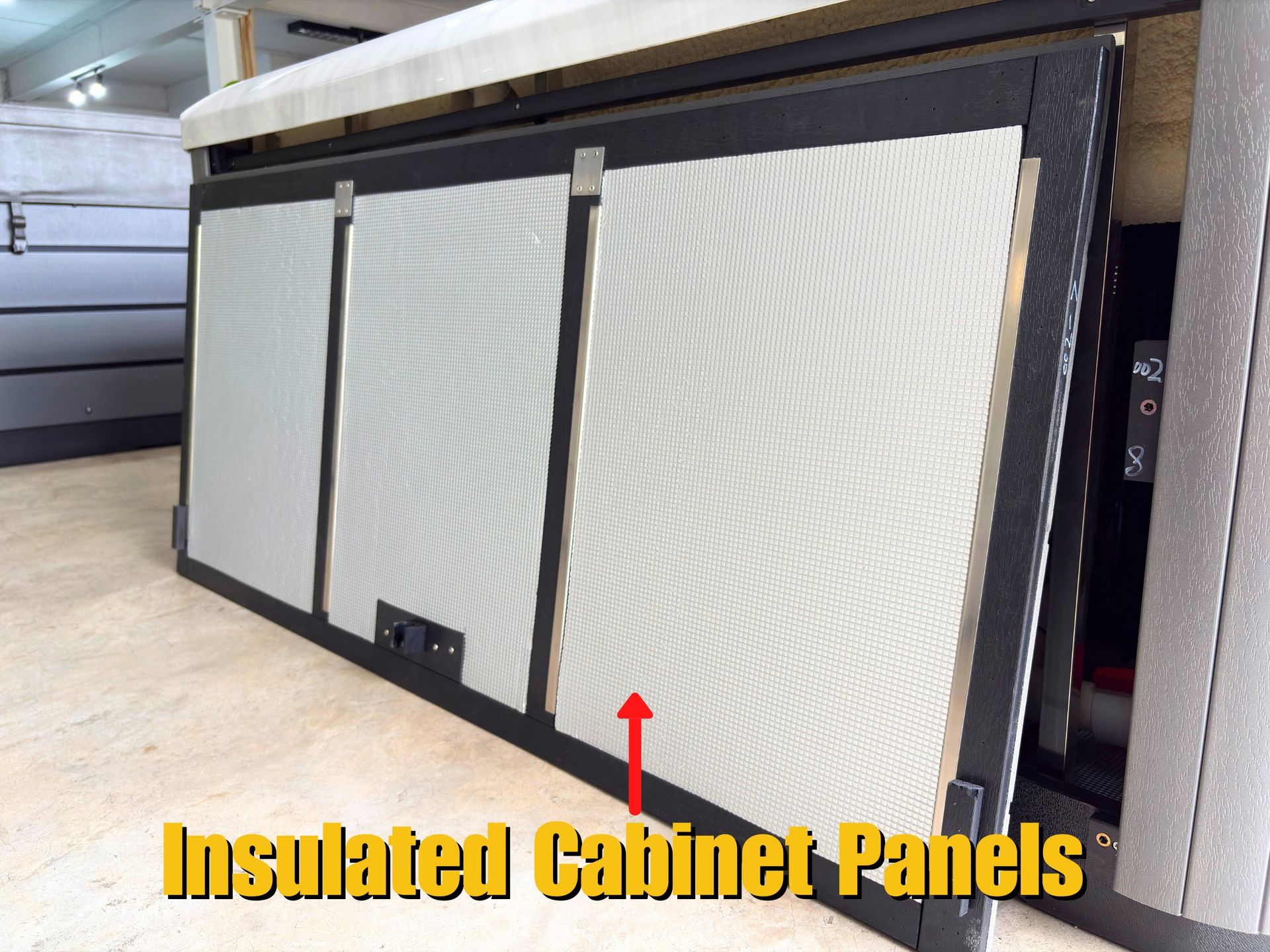 ภาพแผงตู้หุ้มอ่างน้ำร้อนภายนอกบ้านแบบมีฉนวนกันความร้อน (Insulated Cabinet Panels) ช่วยลดการสูญเสียความร้อนจากโครงสร้างรอบอ่าง เก็บรักษาอุณหภูมิน้ำให้อุ่นได้นานขึ้น ลดภาระการทำงานของฮีตเตอร์ และเพิ่มประสิทธิภาพการประหยัดพลังงาน เหมาะสำหรับการติดตั้งอ่างน้ำร้อนในสภาพอากาศประเทศไทย