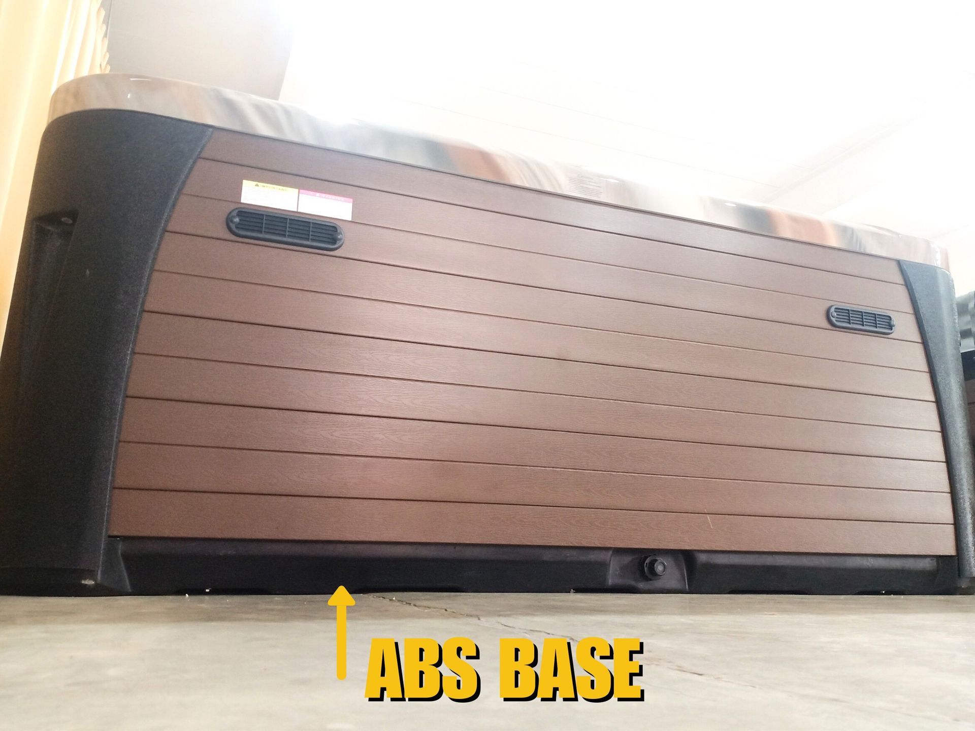 ฐานรองอ่างน้ำร้อนแบบ ABS ปิดท้องอ่างเต็มแผ่น ช่วยป้องกันความชื้น น้ำขัง แมลง และสัตว์รบกวน ปกป้องอุปกรณ์ภายในและโครงสร้างให้มีอายุการใช้งานยาวนาน เหมาะสำหรับติดตั้งภายนอกบ้าน