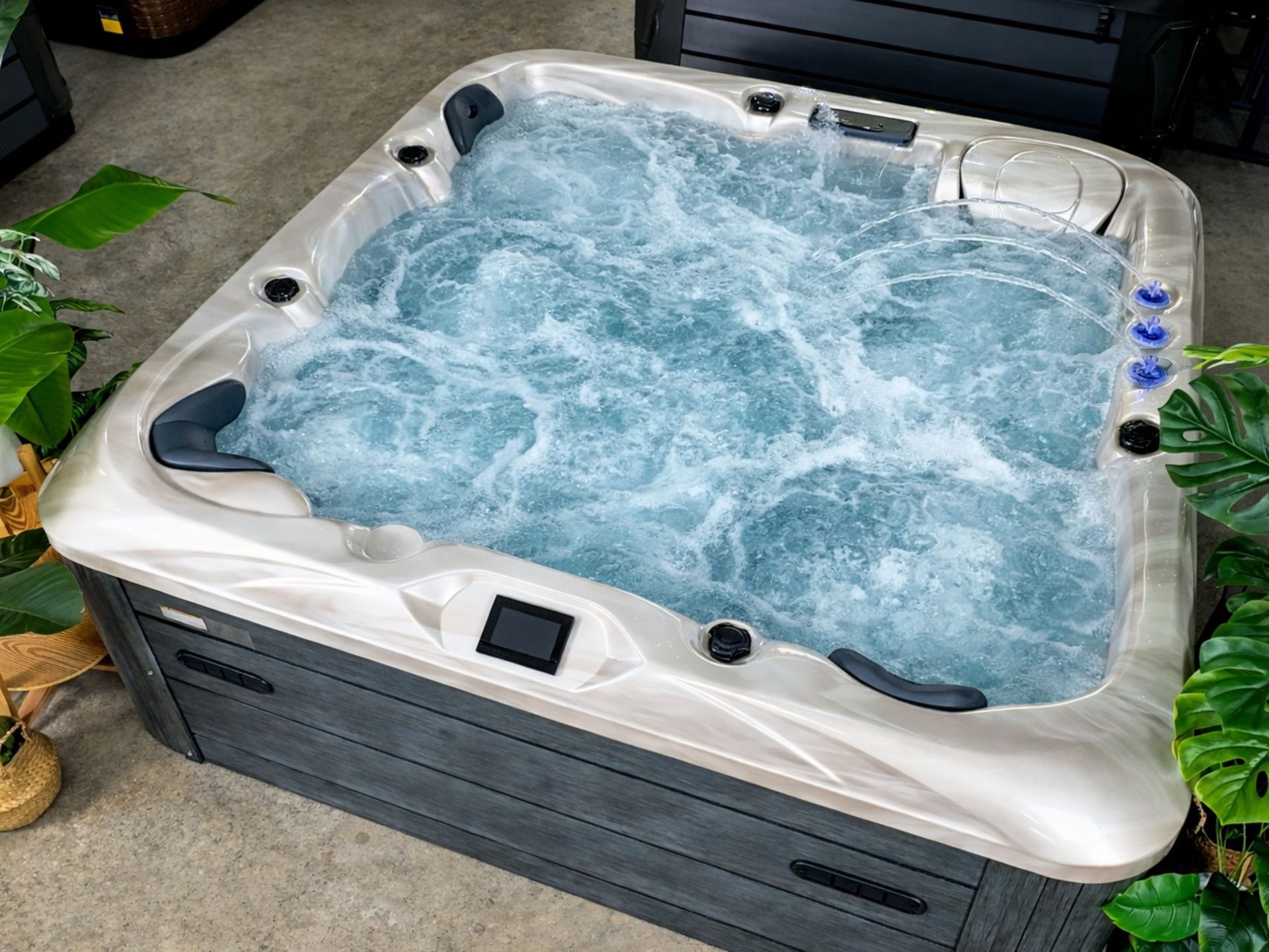 อ่างน้ำร้อน Hot Tub รุ่น Rain Forest ติดตั้งที่บ้านพักอาศัย ถัดจากส่วนห้องฟิตเนส บริเวณหน้าบ้าน