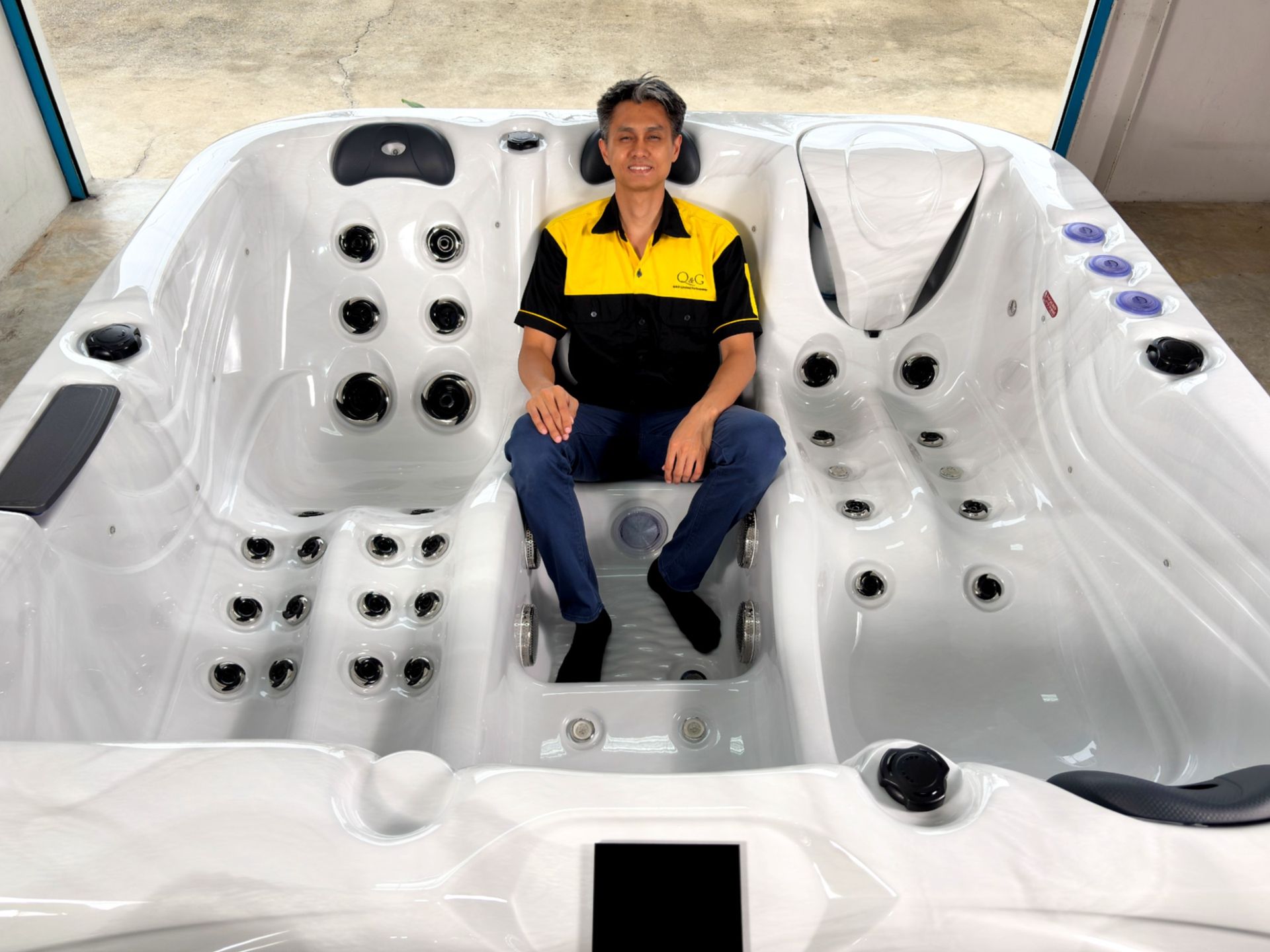 ภาพอ่างน้ำร้อน รุ่น MILA แสดงตำแหน่งที่นั่ง Social Seat ออกแบบสำหรับการนั่งพักผ่อนและพูดคุย รองรับการใช้งาน 3–4 คน พร้อมระบบเจ็ทนวดรอบตัว เหมาะสำหรับติดตั้งภายนอกบ้าน วิลล่า และรีสอร์ตในกรุงเทพและประเทศไทย