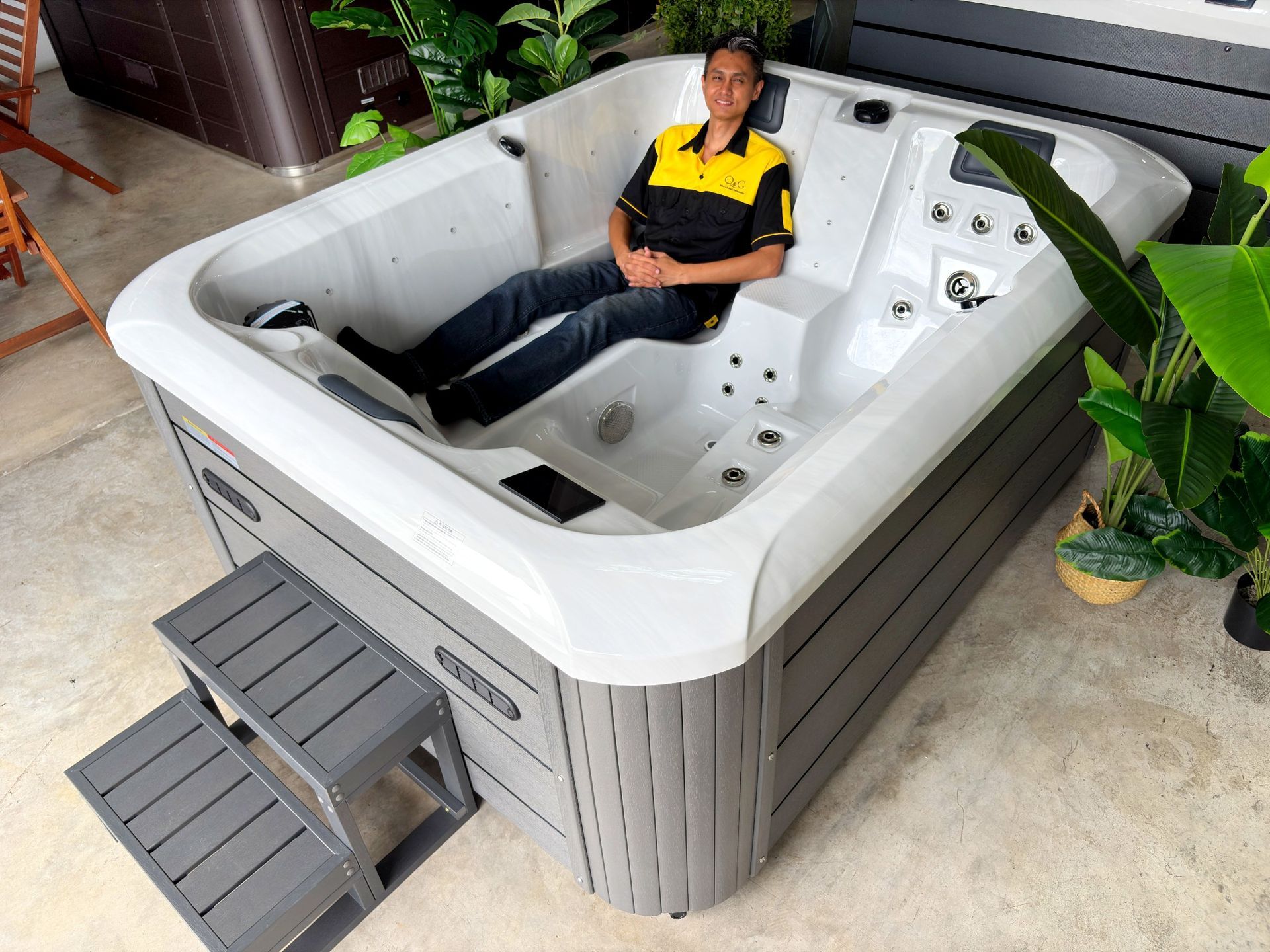 Q&G OCEANFRONT Alfa outdoor hot tub with 2 loungers and one seat