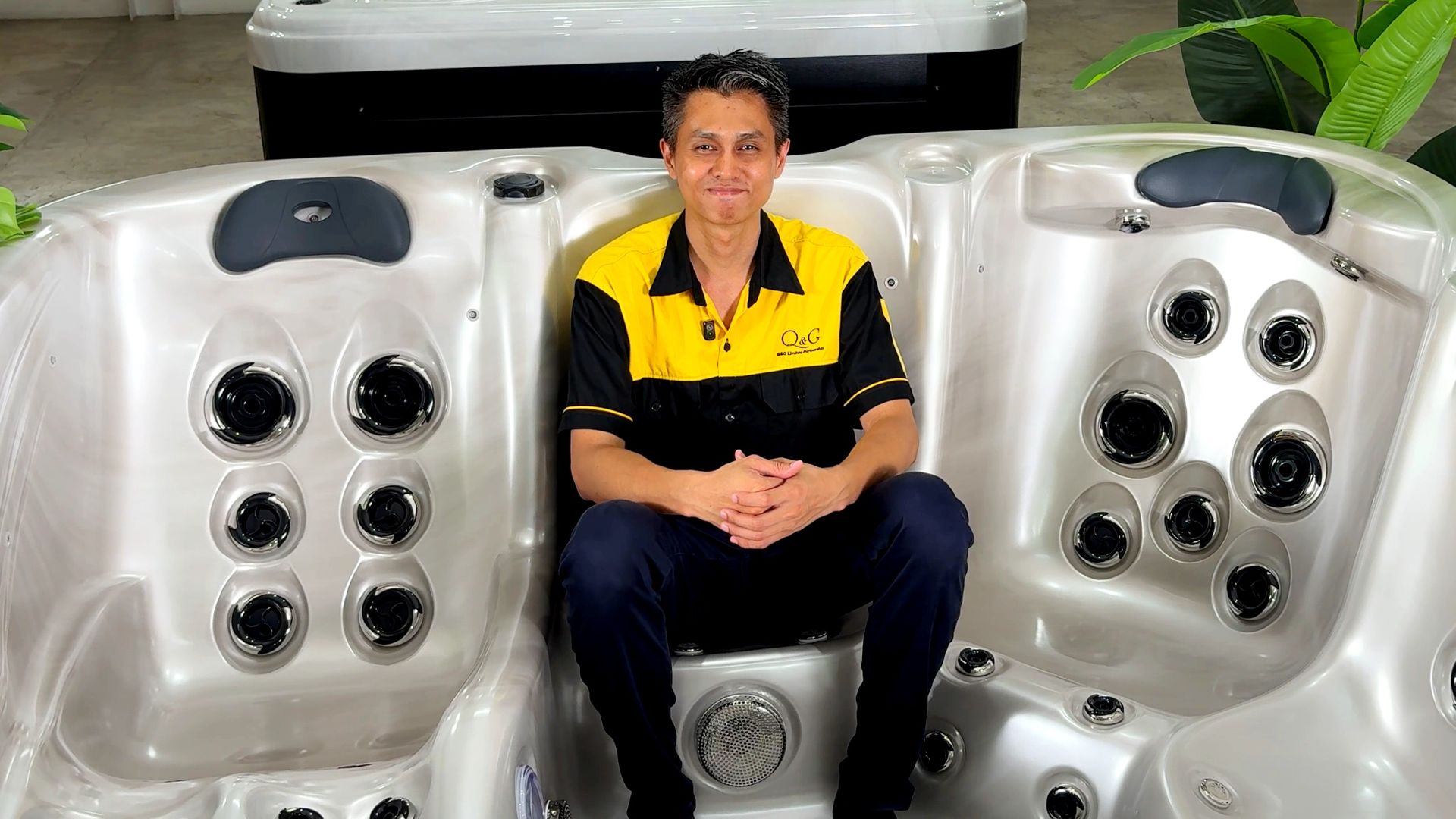 อ่างน้ำร้อนภายนอกบ้าน พร้อมที่นั่ง Captain Seat ออกแบบตามหลักสรีระ รองรับแผ่นหลังและสะโพก ระบบเจ็ทนวดหลายระดับ ช่วยผ่อนคลายกล้ามเนื้อเฉพาะจุด เหมาะสำหรับการใช้งานในบ้านหรือรีสอร์ต