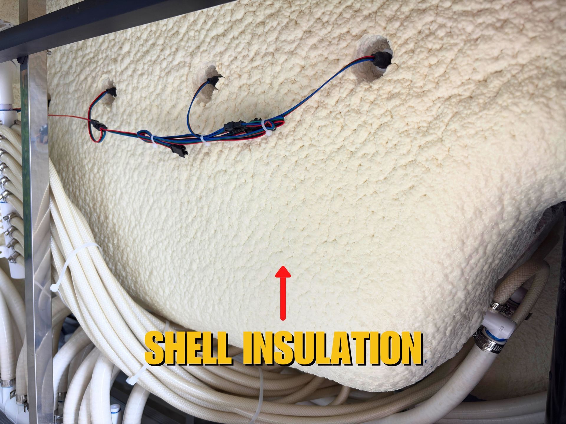ภาพฉนวนโฟมพ่นใต้ท้องอ่างน้ำร้อนภายนอกบ้าน (Shell Insulation) ช่วยเก็บรักษาอุณหภูมิน้ำร้อน ลดการสูญเสียความร้อน และลดภาระการทำงานของฮีตเตอร์ ทำให้อ่างน้ำร้อนประหยัดพลังงานมากขึ้น พร้อมเพิ่มประสิทธิภาพระบบทำความร้อนและยืดอายุการใช้งาน