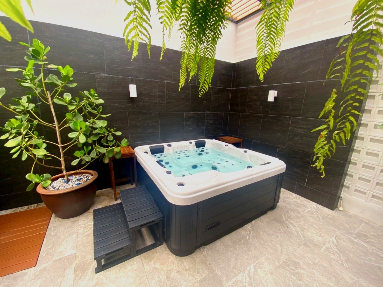 Q&G outdoor hot tub fitted neatly into a corner of an outdoor space in Chatuchak, Bangkok