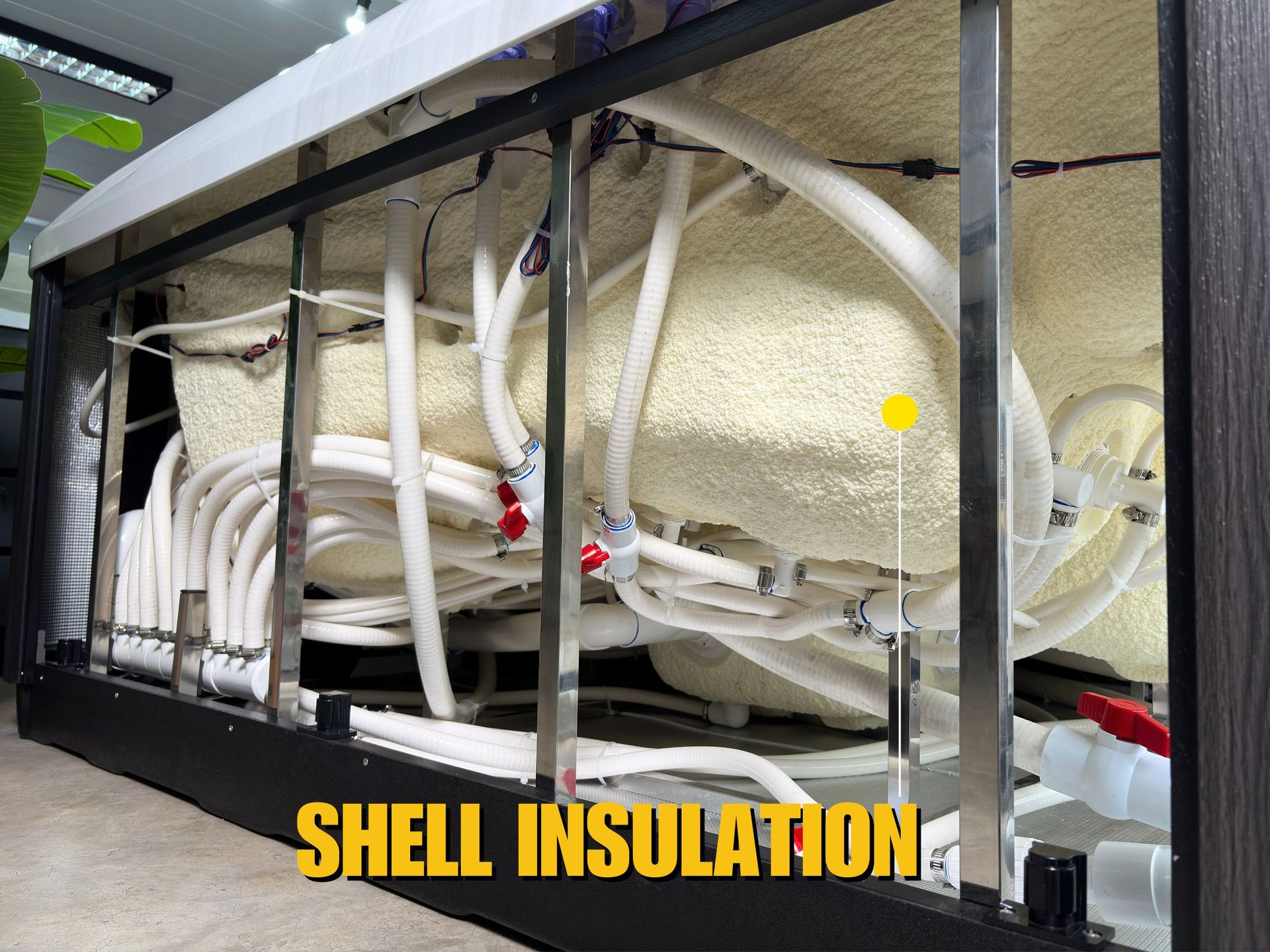 ภาพโครงสร้างใต้อ่างน้ำร้อนกลางแจ้ง แสดงฉนวนโฟมแบบ Shell Insulation ช่วยเก็บอุณหภูมิน้ำอุ่น ลดการสูญเสียความร้อน และประหยัดพลังงาน เหมาะสำหรับสปาและจากุซซี่ในประเทศไทย