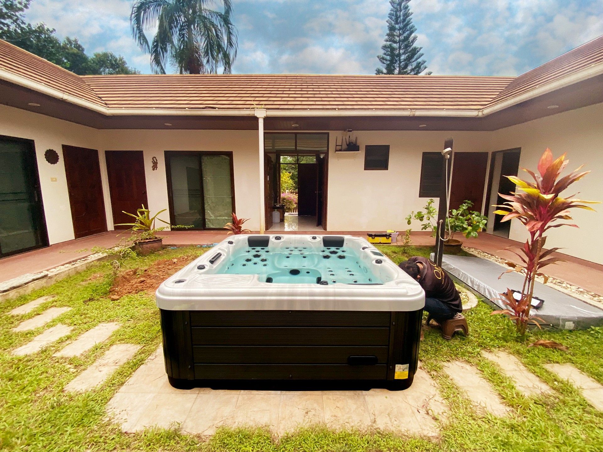 Q&G outdoor hot tub set in a private courtyard area of a home in Krabi Province