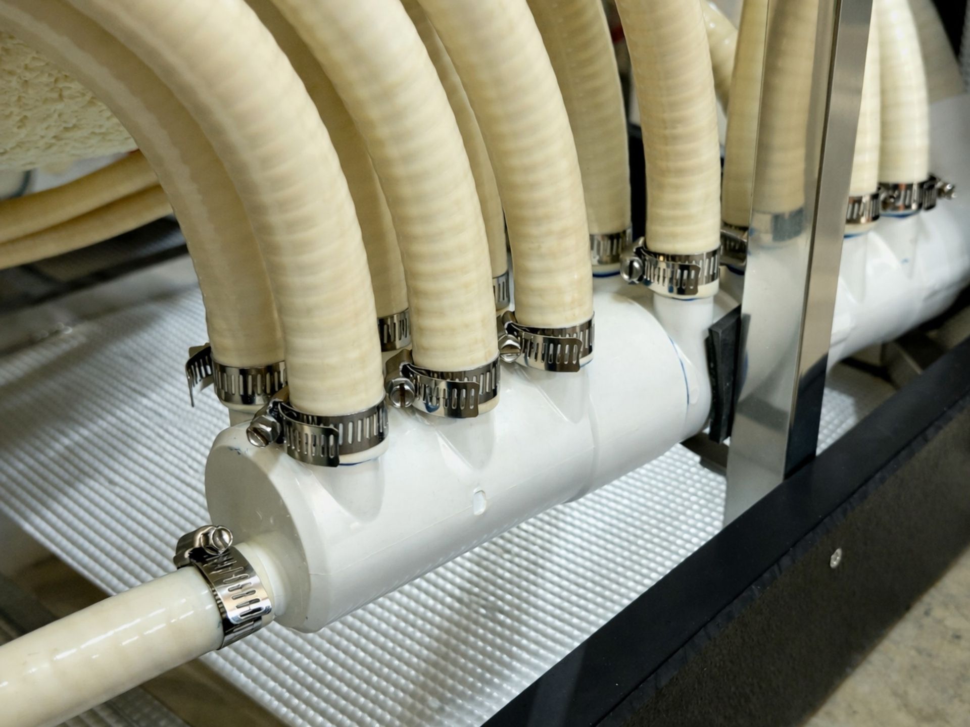 ระบบท่อกระจายน้ำอ่างน้ำร้อนแบบ Manifold เชื่อมต่อท่อหลายเส้นด้วยแคลมป์สแตนเลส เพื่อกระจายน้ำไปยังหัวเจ็ทอย่างสม่ำเสมอ
