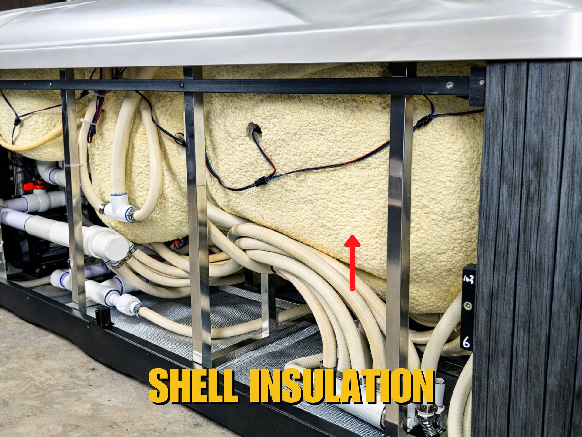 ระบบฉนวนโฟมพ่นใต้ผิวอ่างน้ำร้อน (Shell Insulation) ช่วยกักเก็บความร้อน ลดการสูญเสียพลังงาน และเสริมความแข็งแรงให้โครงสร้างอ่าง