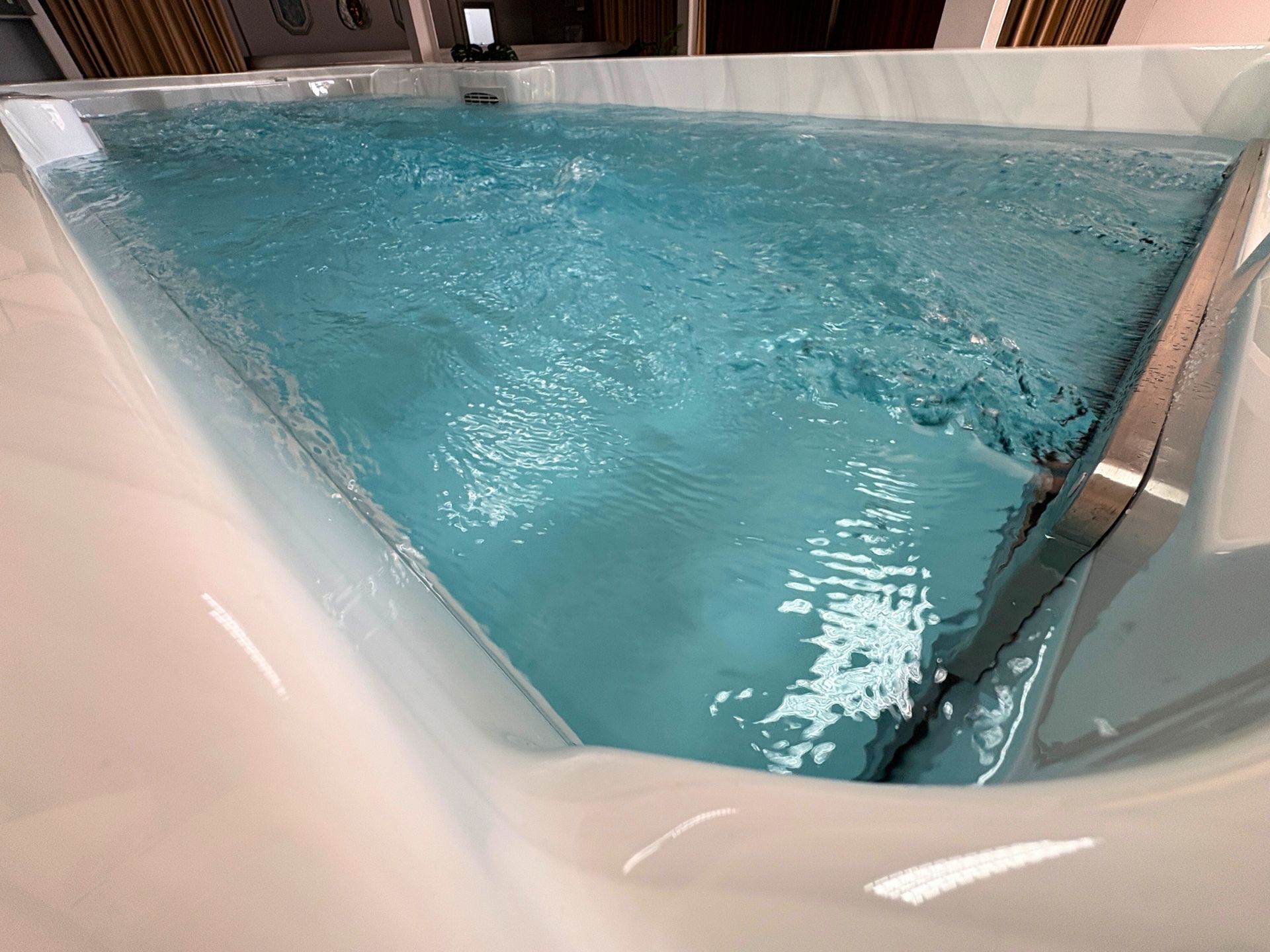 ระบบโอโซนอัตโนมัติใน Swim Spa Ultimate 16 สำหรับน้ำใสสะอาดและลดการใช้เคมี