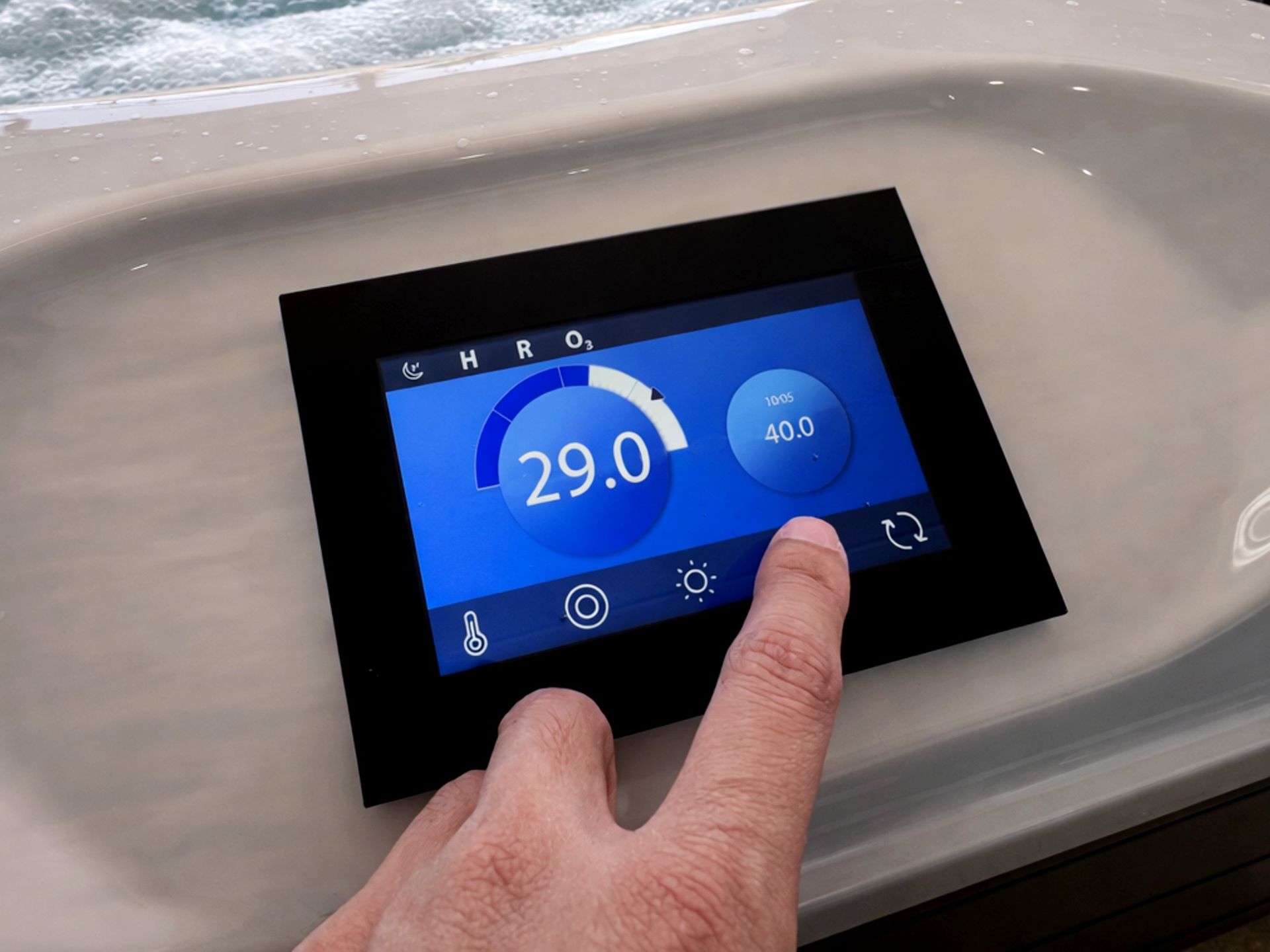 ระบบปุ่มกดแบบสัมผัส (Touchscreen Control Panel) สำหรับควบคุมการใช้งานอ่างน้ำร้อนภายนอกบ้าน สามารถปรับอุณหภูมิน้ำ ตั้งค่าระบบเจ็ทนวด Hydrotherapy และควบคุมฟังก์ชันการทำงานต่าง ๆ ได้อย่างสะดวกและแม่นยำ เพิ่มประสบการณ์สปาอัจฉริยะภายในบ้าน