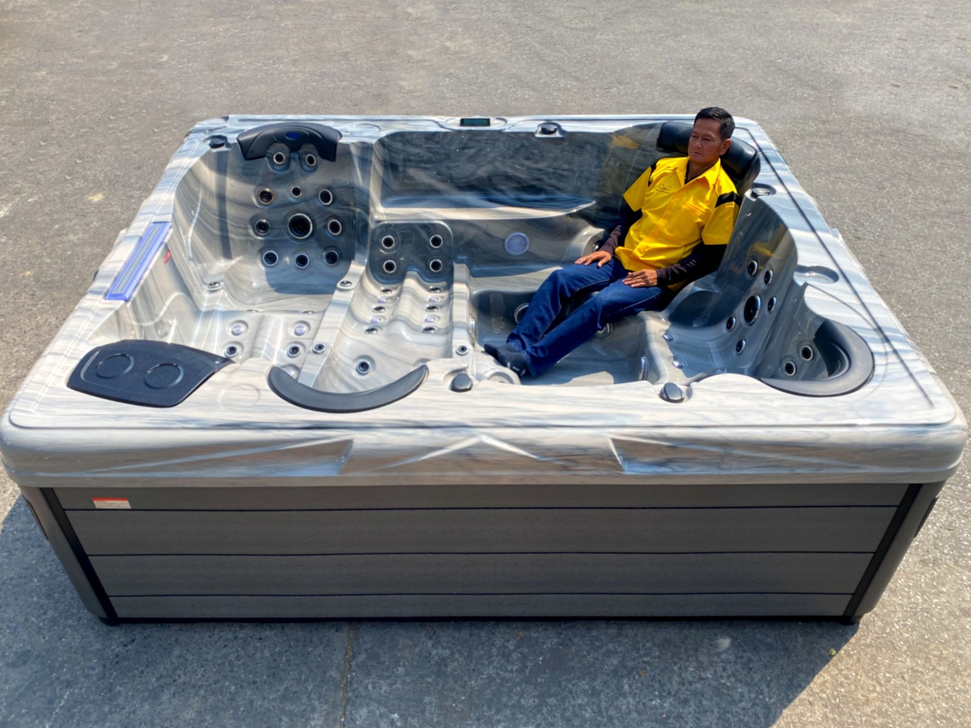 Q&G VILADA large outdoor hot tub with two loungers and four seats for six people