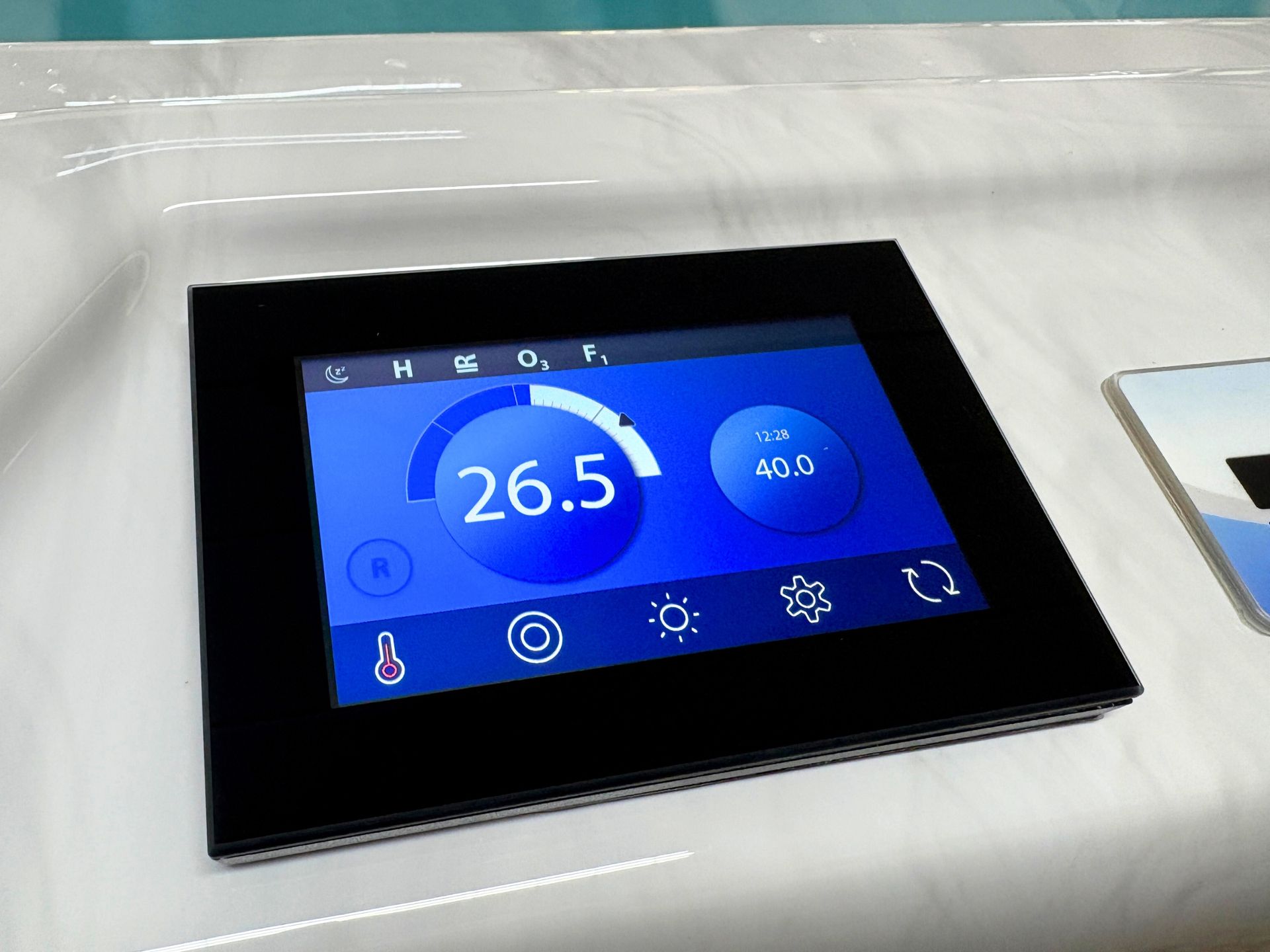 หน้าจอสัมผัสควบคุมระบบสระว่ายน้ำ ทำน้ำอุ่น คลื่น และไฟ LED ของ Swim Spa Ultimate 16