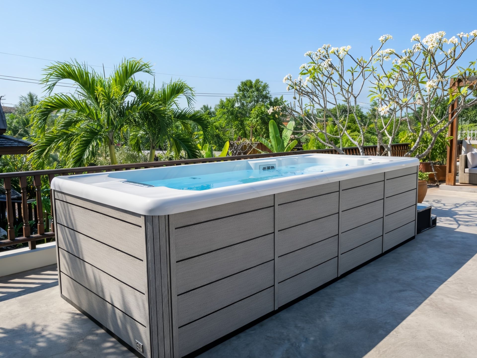 Swim Spa Ultimate 16 ติดตั้งกลางแจ้งที่บ้านในไทย พร้อมระบบคลื่นทวนกระแสสำหรับการว่ายน้ำ