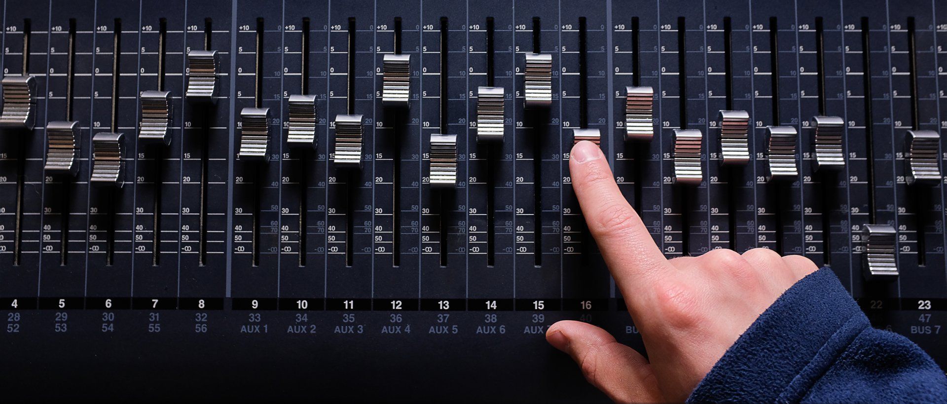 Close Picture Of Old Sound System - Overland Park, KS - AudioMart Service Center
