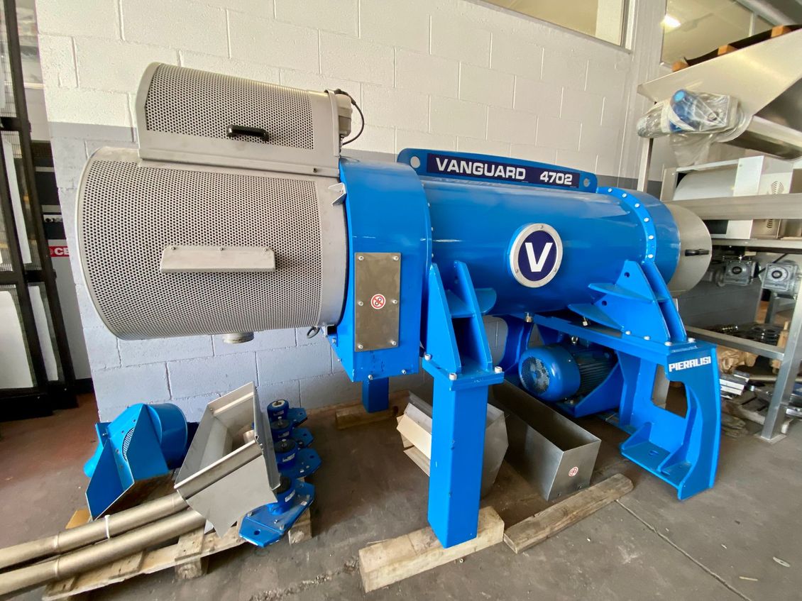 Machine industrielle bleue avec tuyaux et flexibles dans un atelier