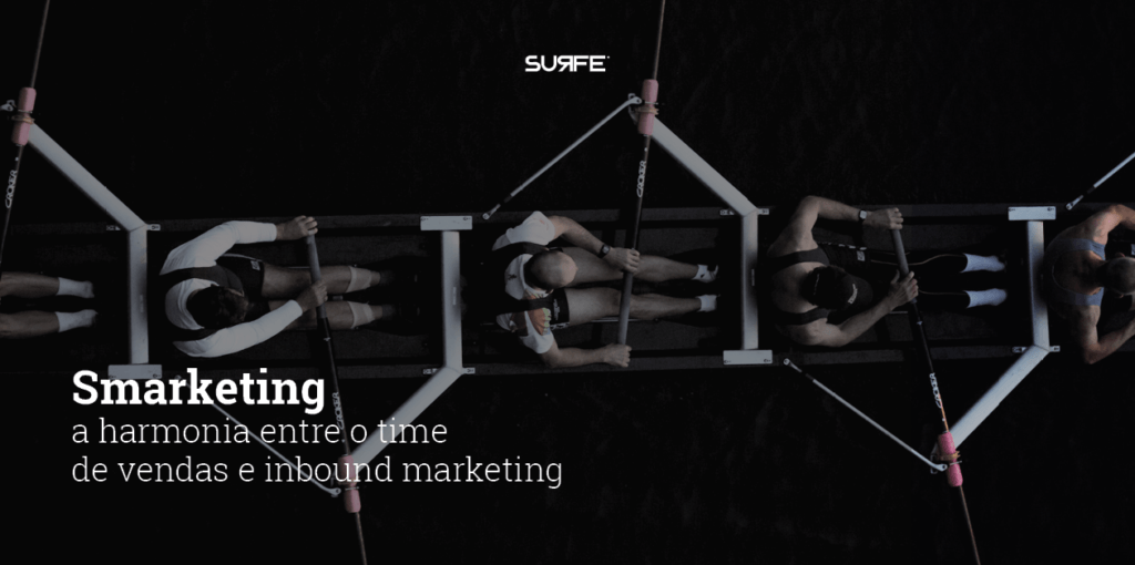 Um grupo de pessoas está remando um barco com a palavra smarketing no fundo