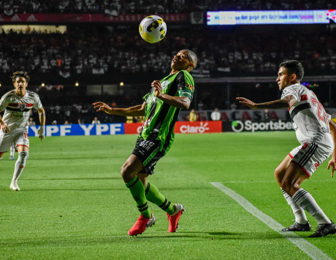 Um grupo de jogadores de futebol está jogando em um campo.