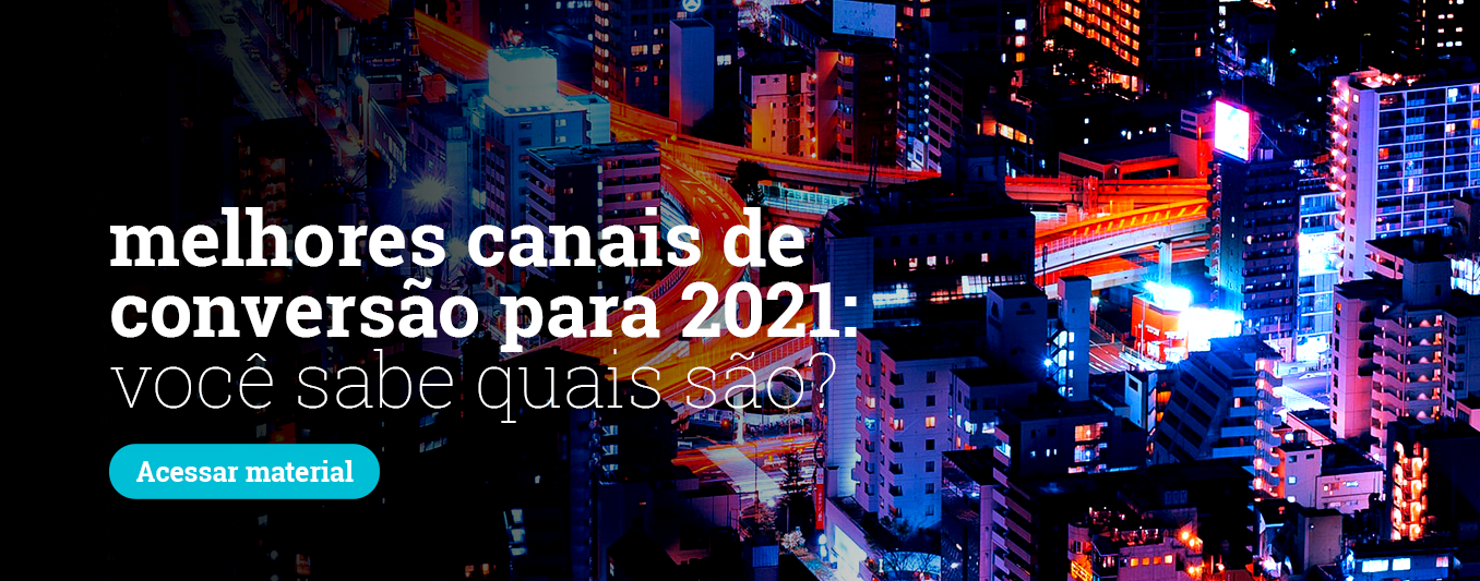 Uma foto de uma cidade à noite com as palavras melhores canais de conversão para 2021 escritas nela.