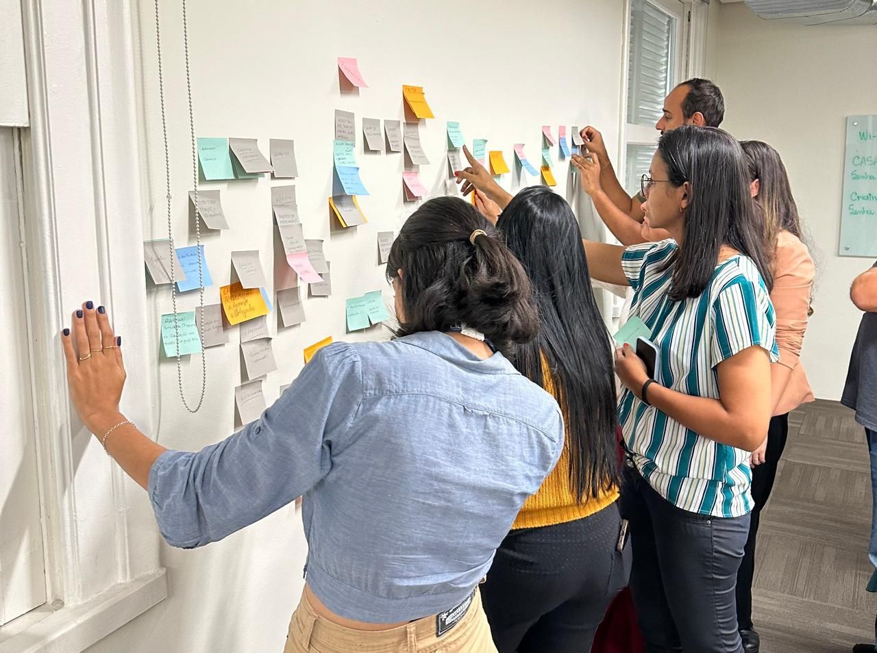 Aplicação de Card Sorting com participantes de um cliente Surfe Digital