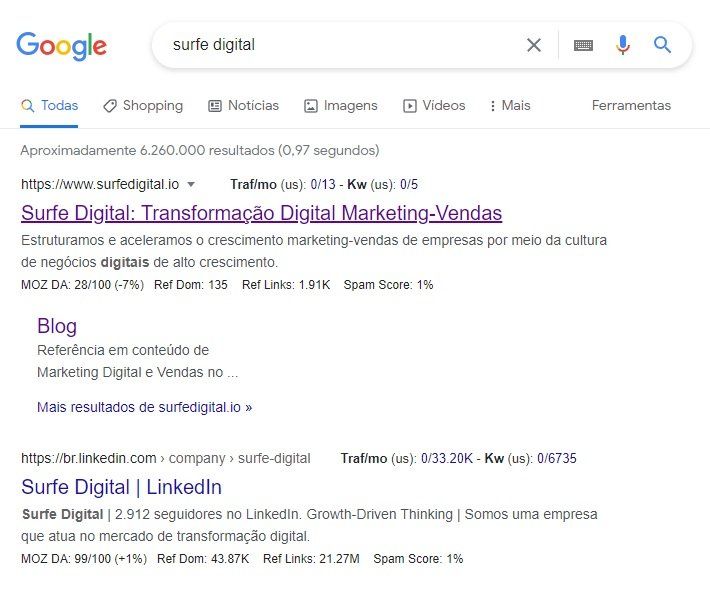 Uma captura de tela de uma pesquisa no Google por surfe digital