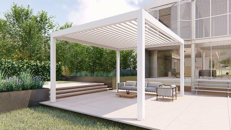 Patio moderno con pergola bianca, scalini e posti a sedere all'aperto accanto a un giardino curato.