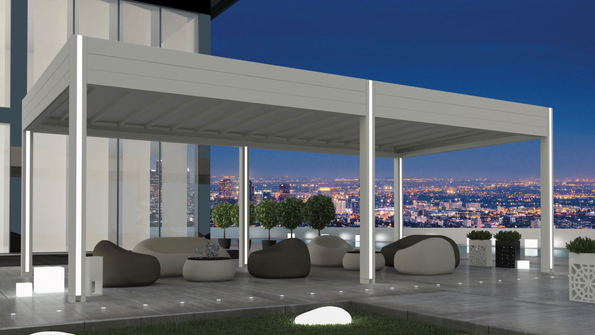 Moderna terrazza panoramica con tettoia bianca, sedie a sdraio e luci della città al crepuscolo.