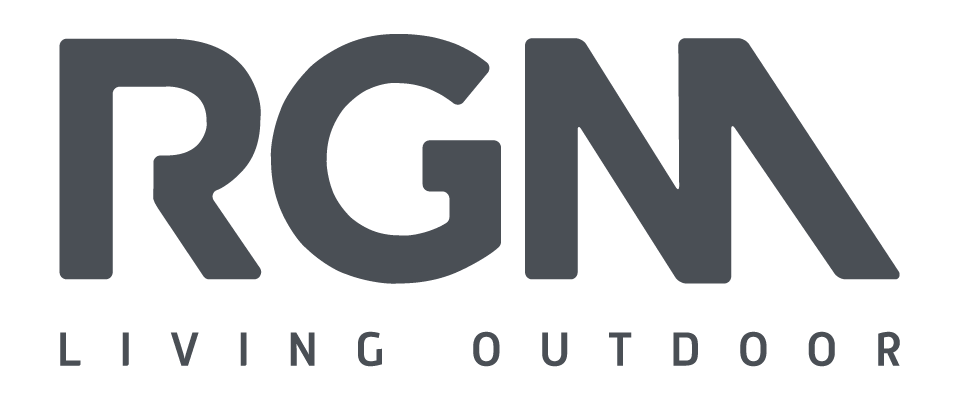 Logo RGM Living Outdoor in testo grigio scuro su sfondo bianco.