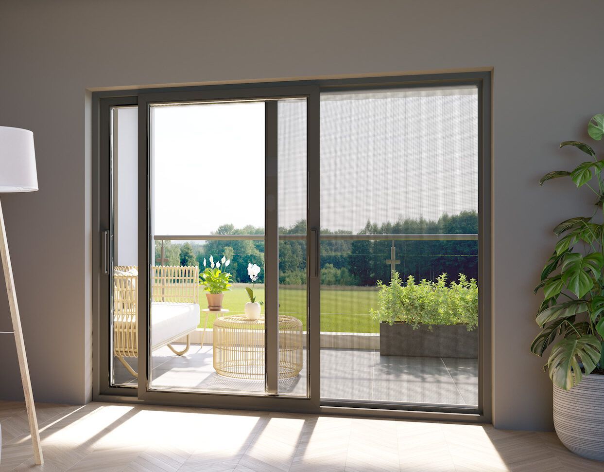Soggiorno con porte scorrevoli in vetro che si aprono su un patio soleggiato e un giardino verde.