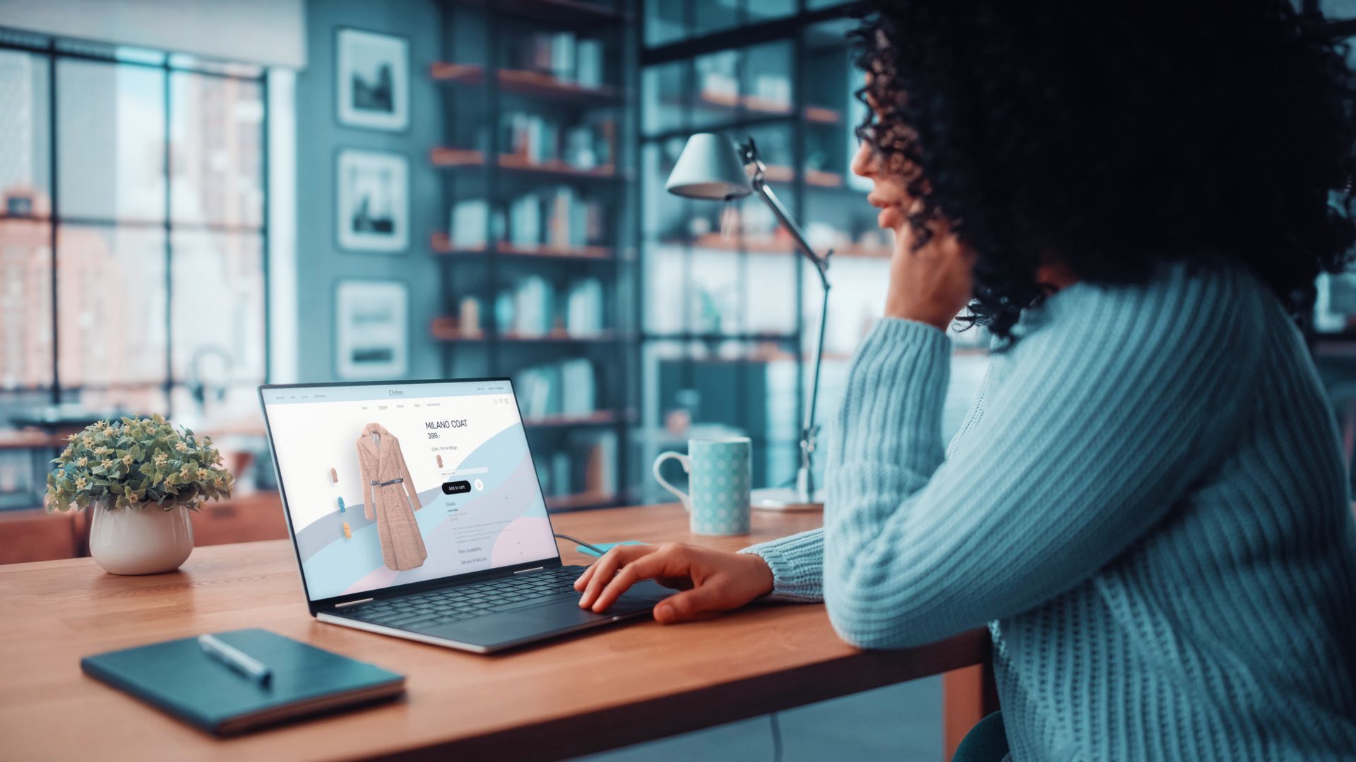 Uma profissional de design UX analisando a acessibilidade de um site.
