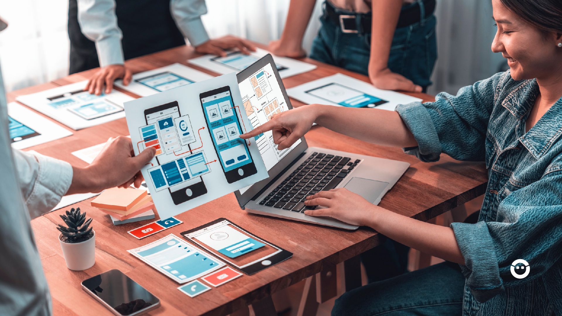 Um grupo de pessoas estudando sobre  usabilidade e experiência do usuário no design UX e UI