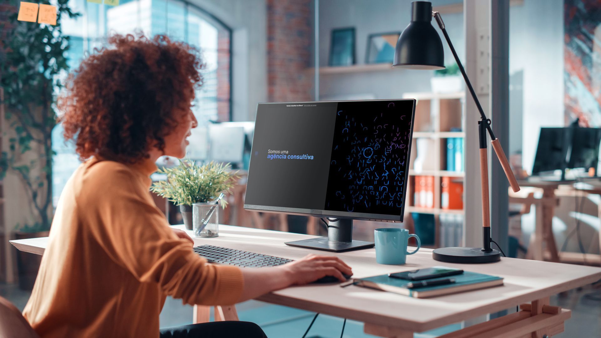 Uma profissional de design UX analisando um site.