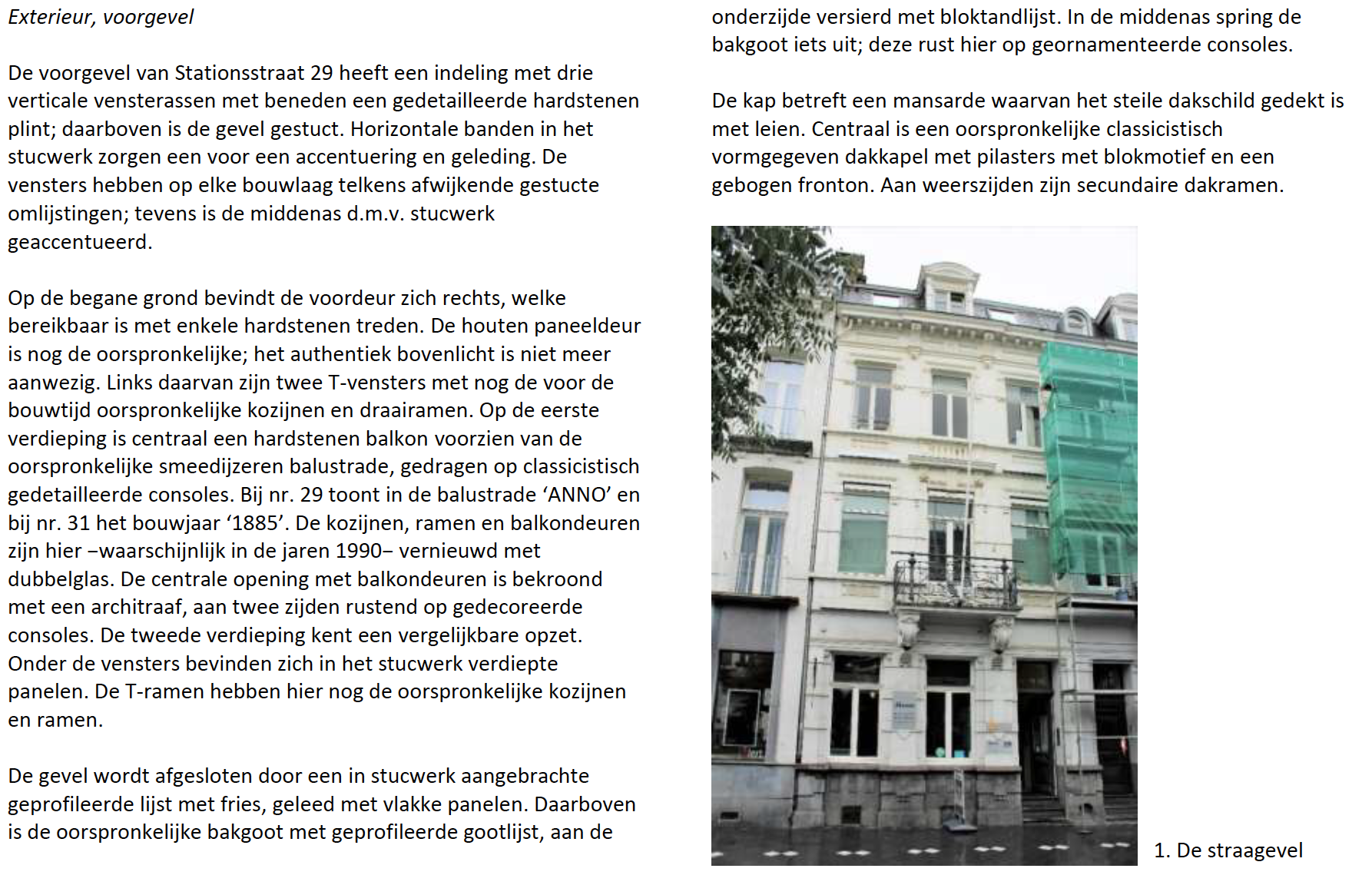 Exterieurbeeld van een wit, meerlaags gebouw met een groen bouwnet aan de zijkant.