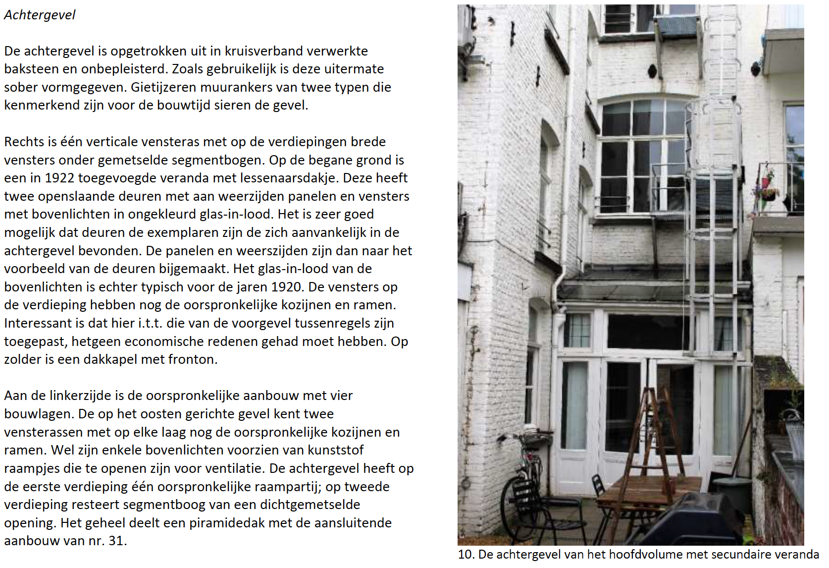 Smalle steeg met wit gebouw, ramen en een buitentrap. Tekst links.