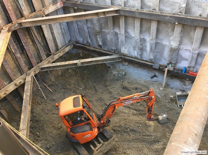 ein orangefarbener Bagger steht in einem Tunnel