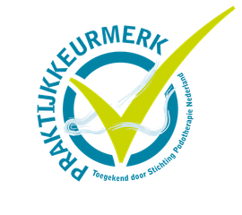 Blauw en geel Praktijkkeurmerk-logo met een vinkje boven een voetafdruk.