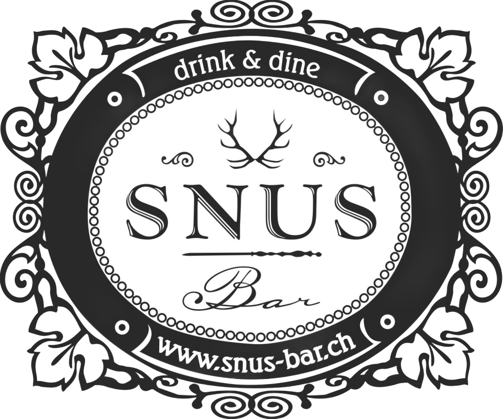 Logo für die Snus Bar, ein Lokal zum Trinken und Essen. Ovales Design mit Text, Geweih und Website-Adresse.