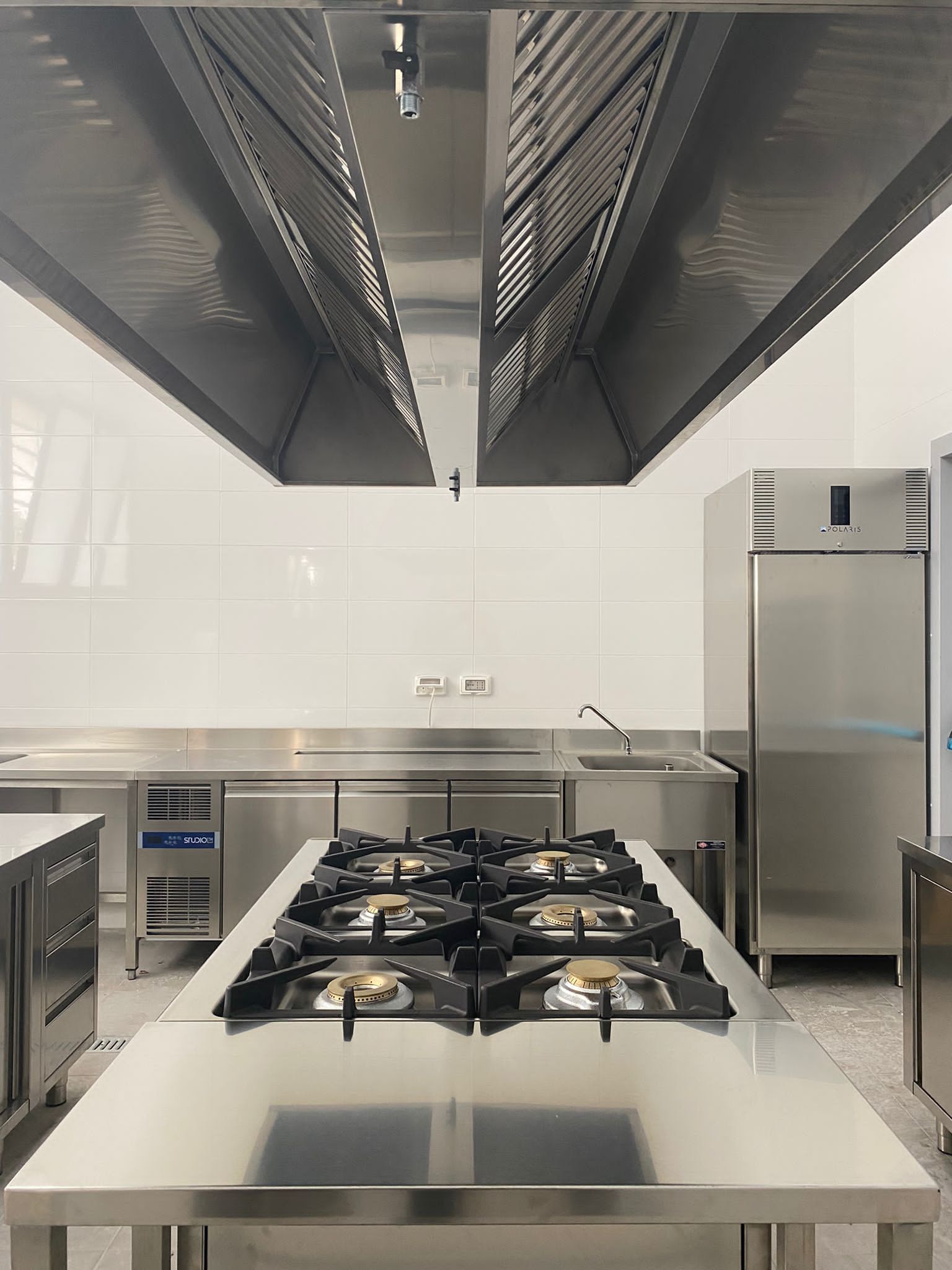 Cucina professionale completa con attrezzature per la ristorazione a Roma