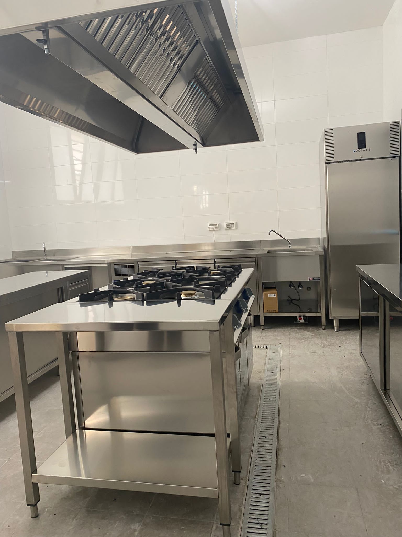 Cucina professionale completa con attrezzature per la ristorazione a Roma