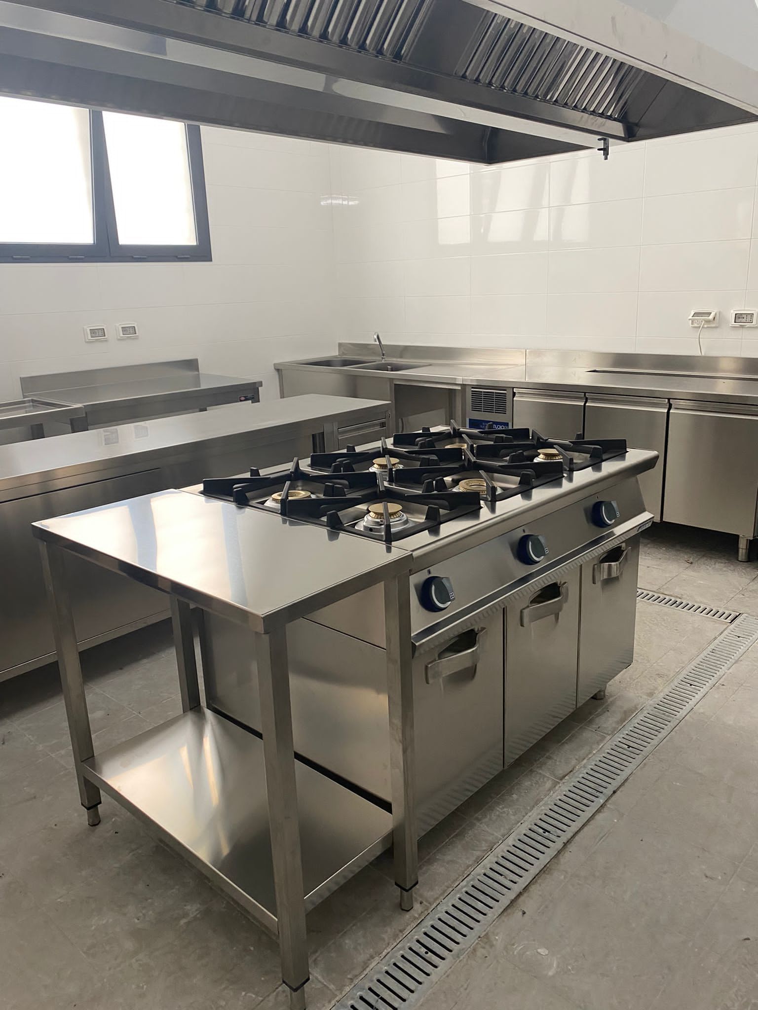 Installazione di cucina professionale in acciaio inox