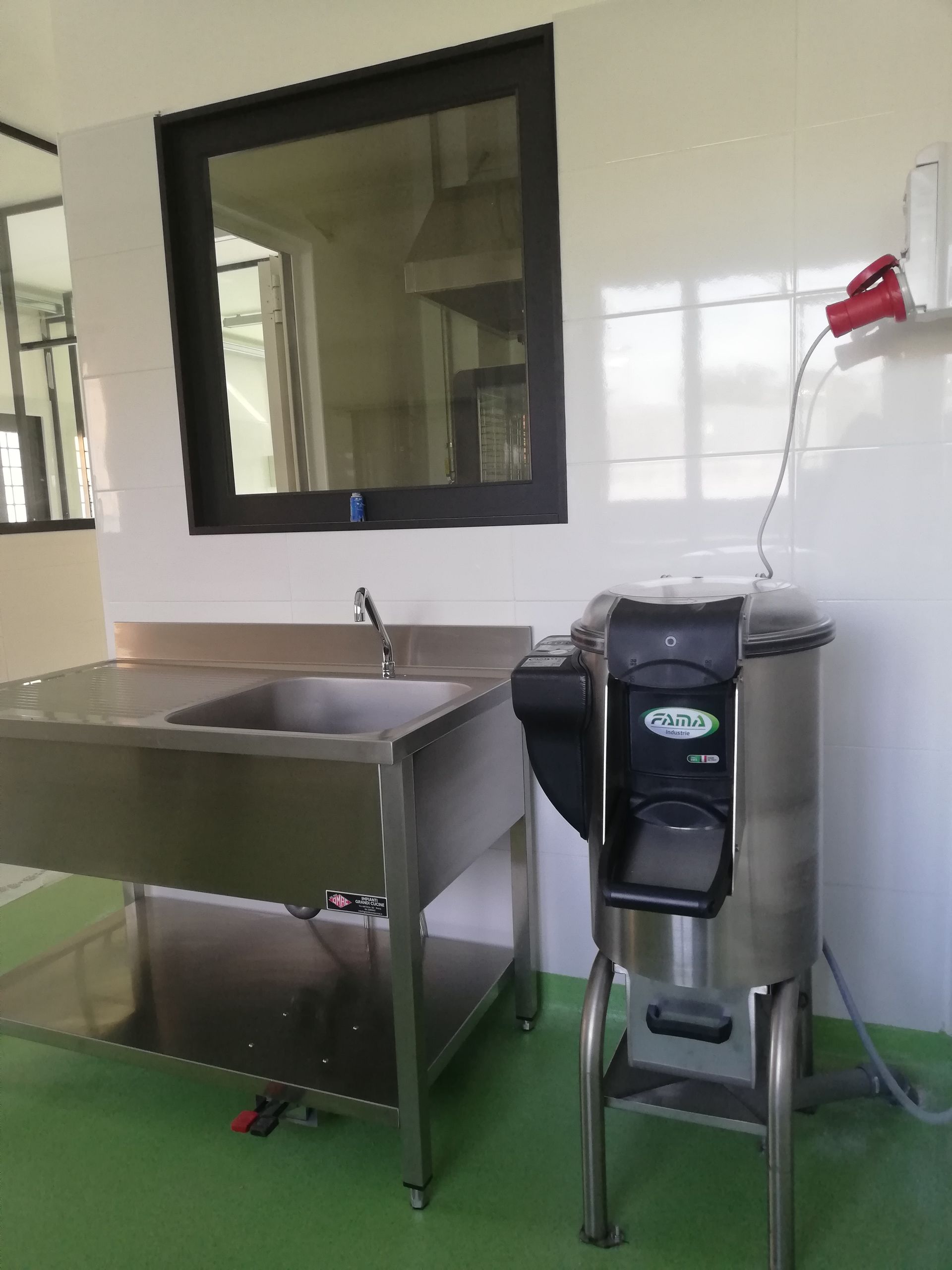 Installazione di cucina professionale in acciaio inox