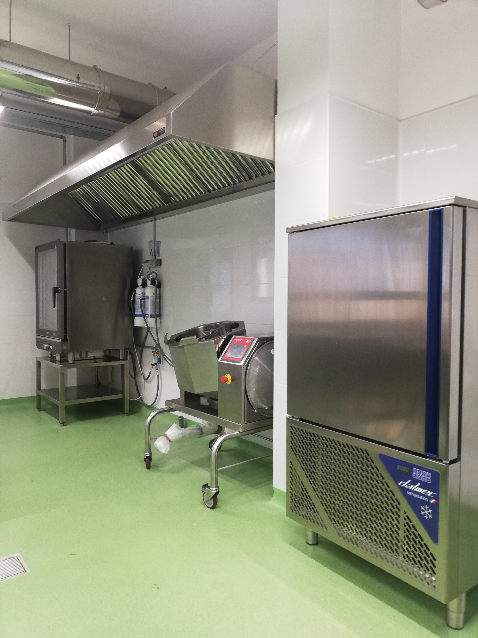 Installazione di cucina professionale in acciaio inox