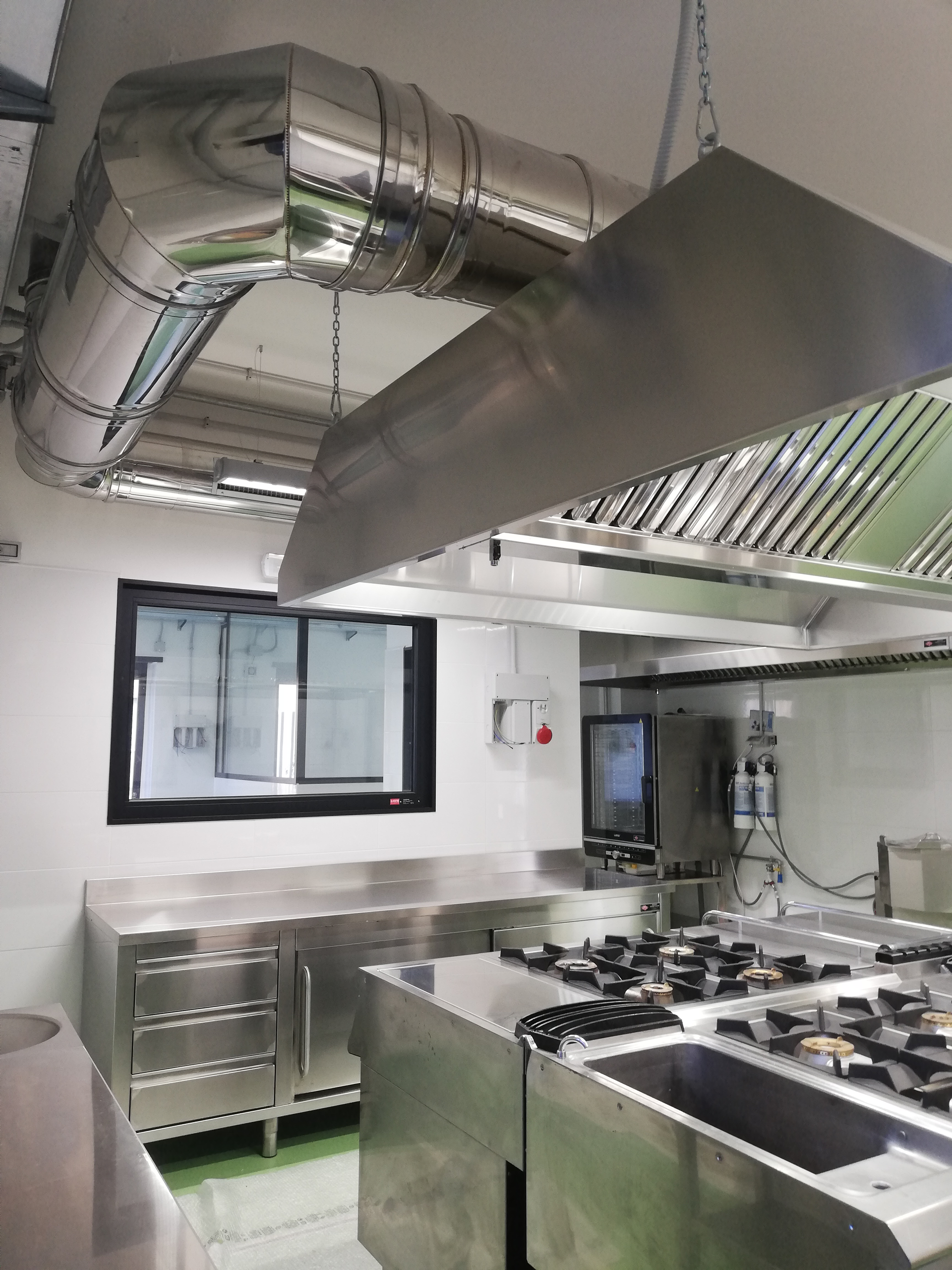 Cucina professionale completa con attrezzature per la ristorazione a Roma