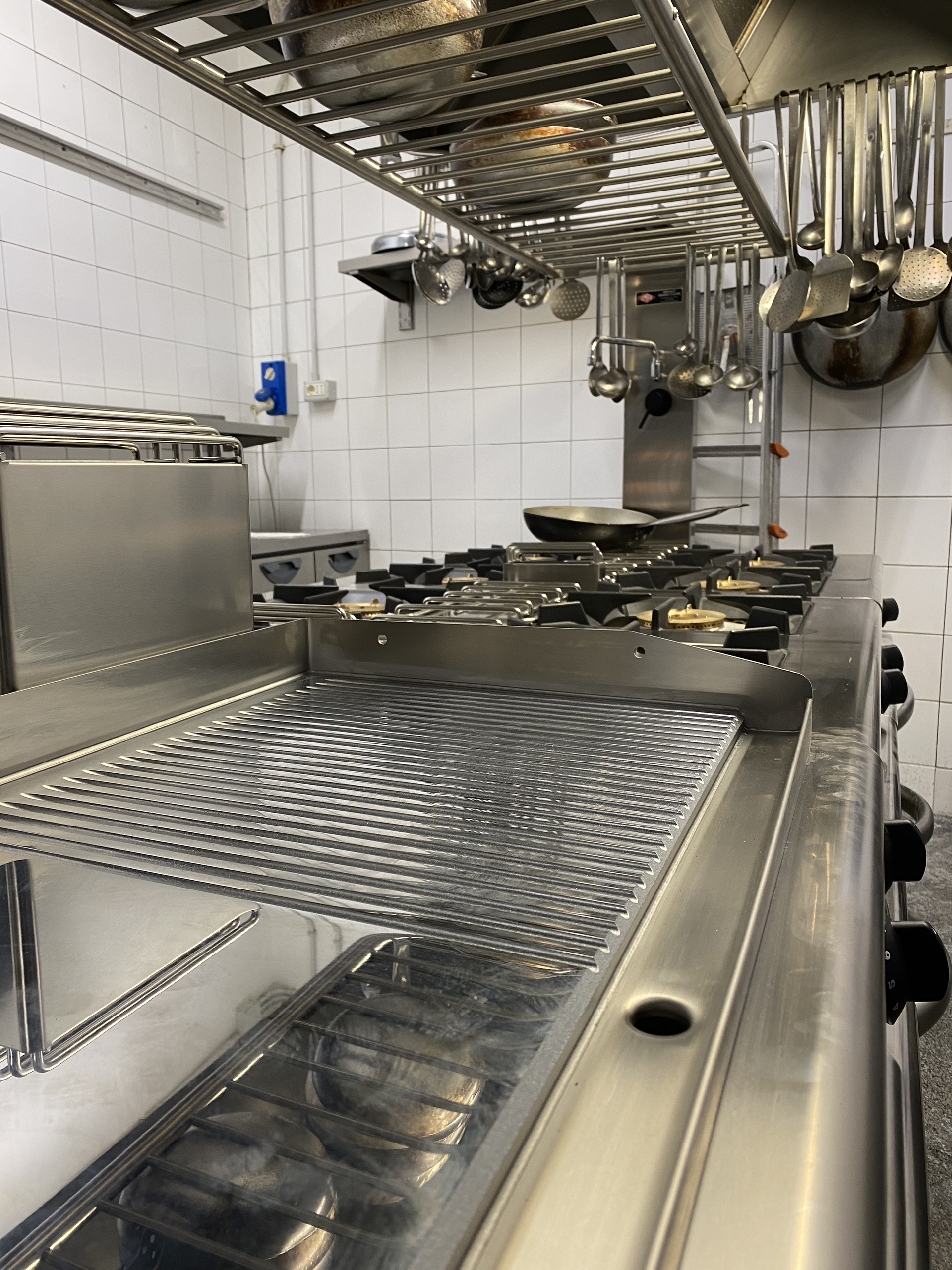Realizzazione di cucina professionale con attrezzature inox