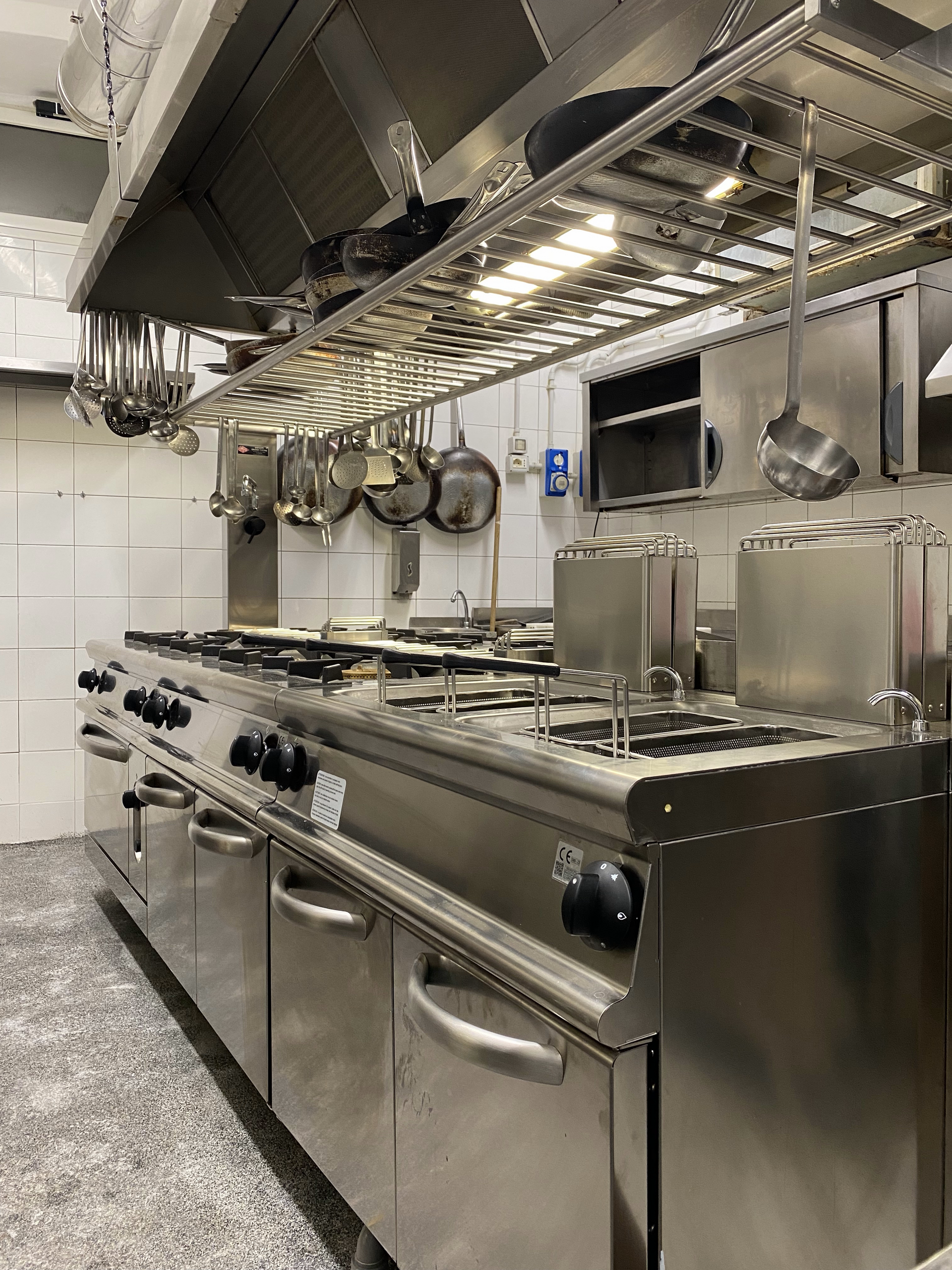 Cucina professionale completa con attrezzature per la ristorazione a Roma