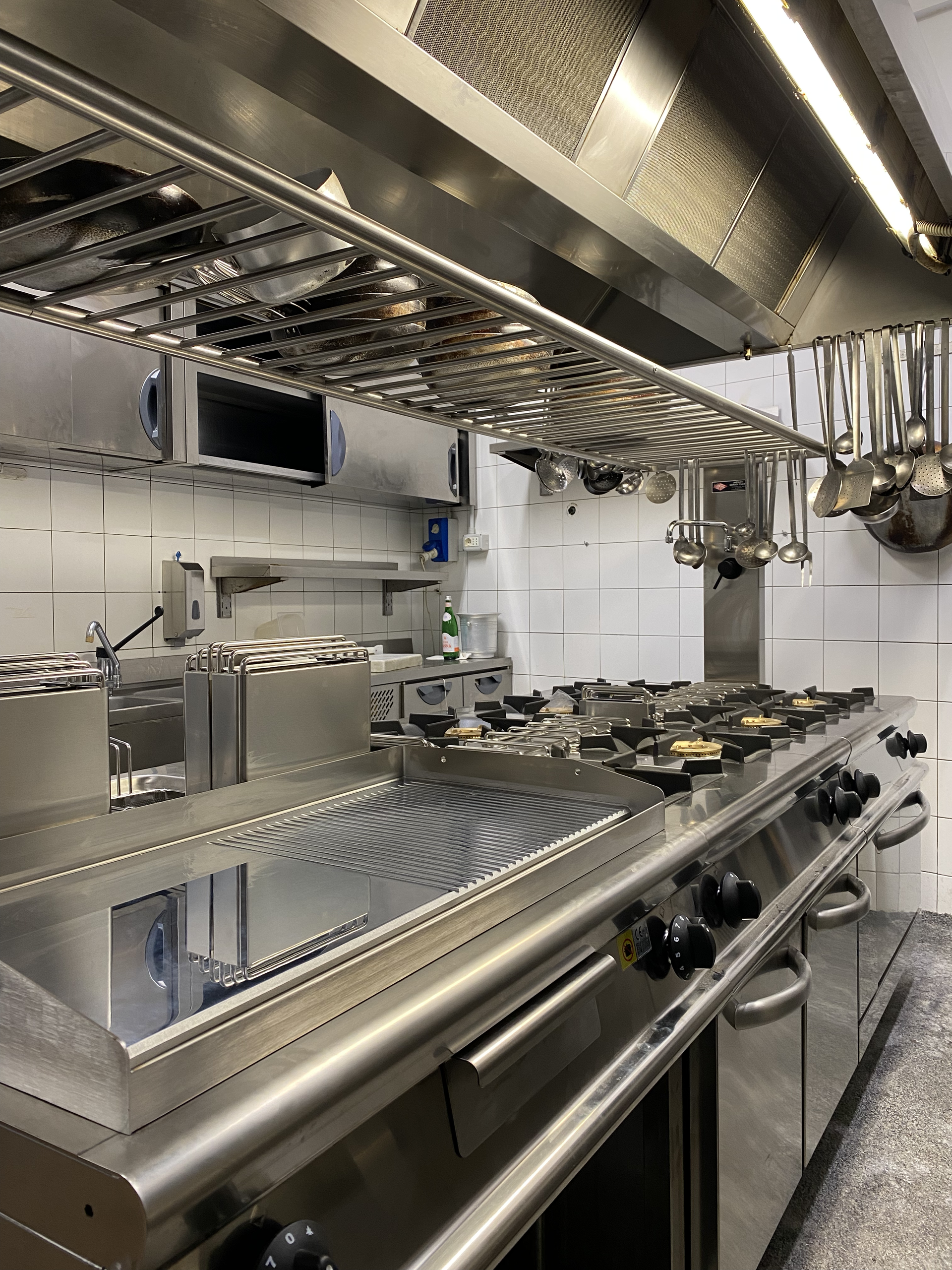 Realizzazione di cucina professionale con attrezzature inox