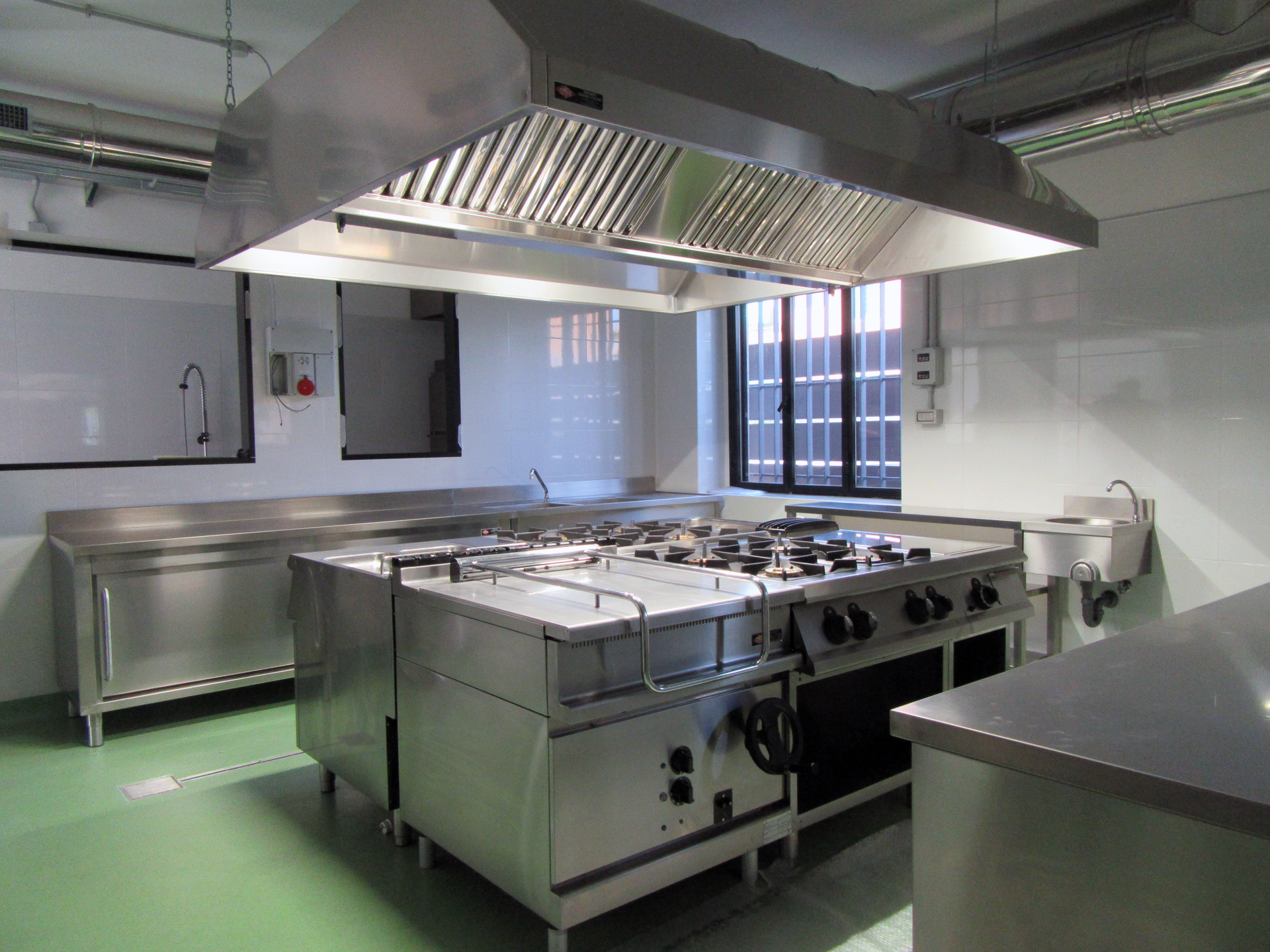 Installazione di cucina professionale in acciaio inox