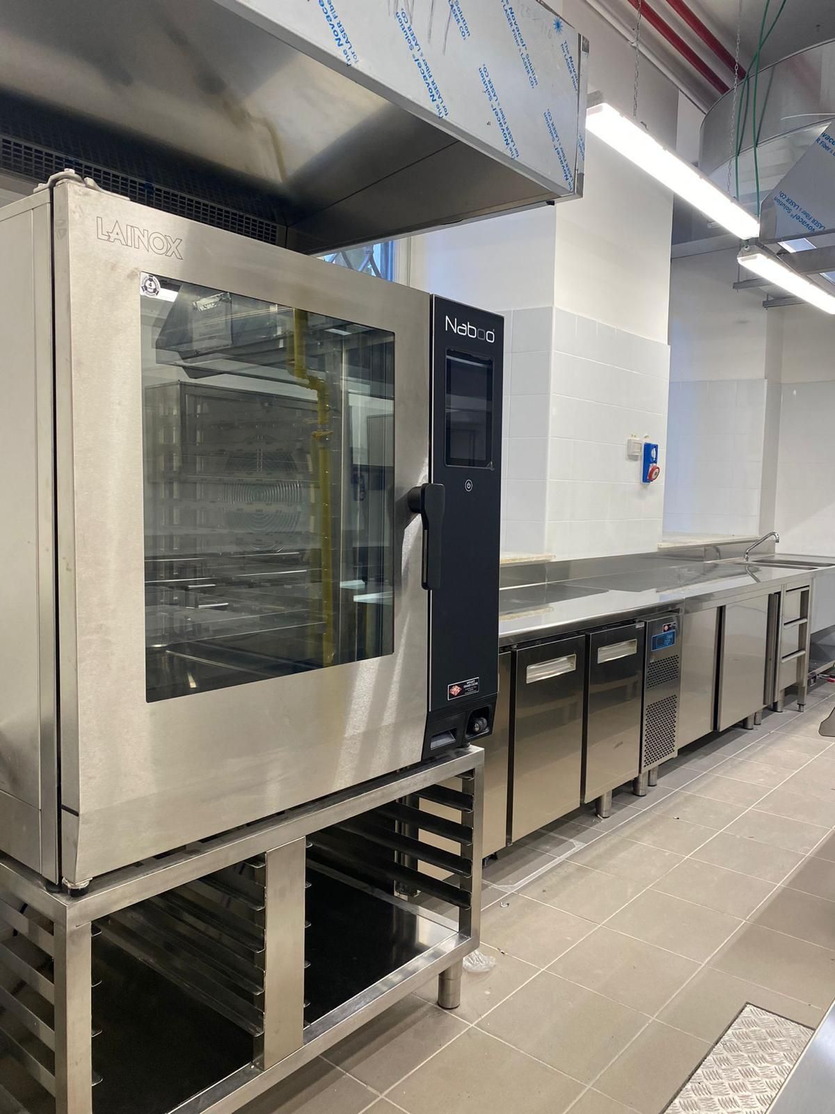 Installazione di cucina professionale in acciaio inox