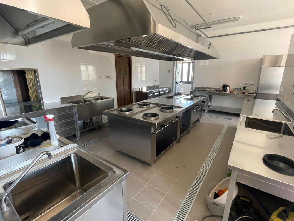 cucina industriale con isola e 8 fuochi