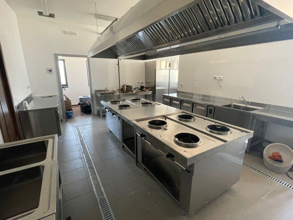 cucina di un ristorante con isola e 8 fuochi